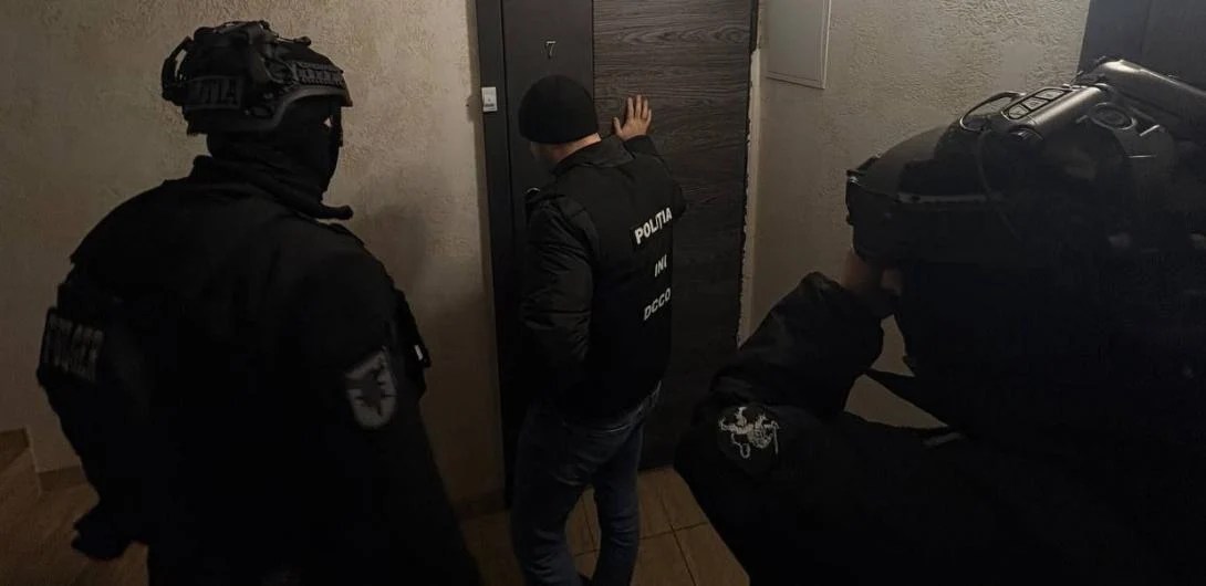Grup de 11 suspecți încătușați pentru asasinate în Ucraina, coordonați de servicii speciale ruse, cu implicare din Republica Moldova. | sursa foto: Adevarul Grup de 11 suspecți încătușați pentru asasinate în Ucraina, coordonați de servicii speciale ruse, cu implicare din Republica Moldova. | sursa foto: Adevarul