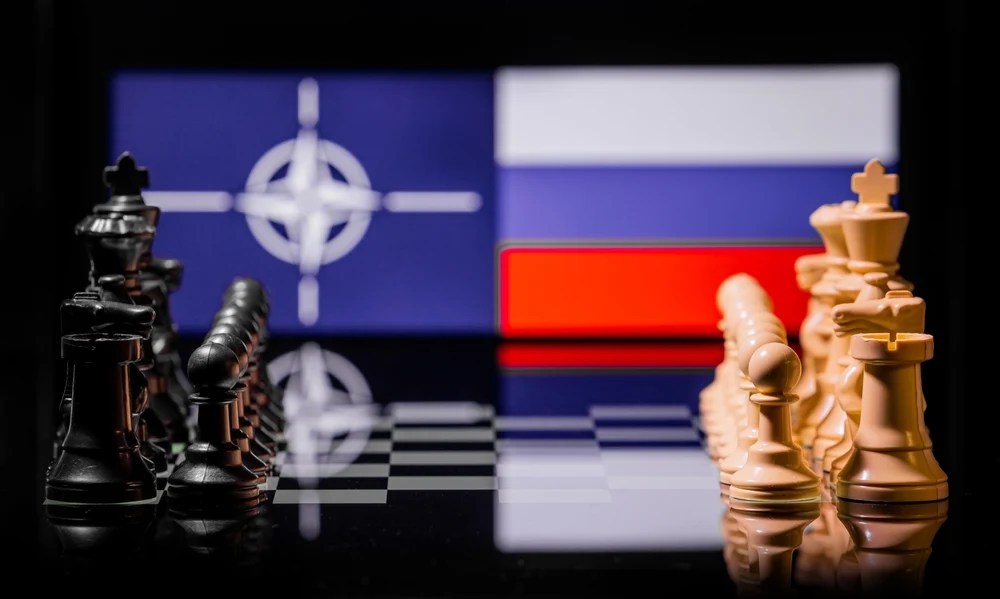 Harta Europei cu simboluri digitale și drone ilustrând războiul din umbră Rusia, atacuri cibernetice și influență politică Rusia asupra continentului. | sursa foto: Adevarul Harta Europei cu simboluri digitale și drone ilustrând războiul din umbră Rusia, atacuri cibernetice și influență politică Rusia asupra continentului. | sursa foto: Adevarul