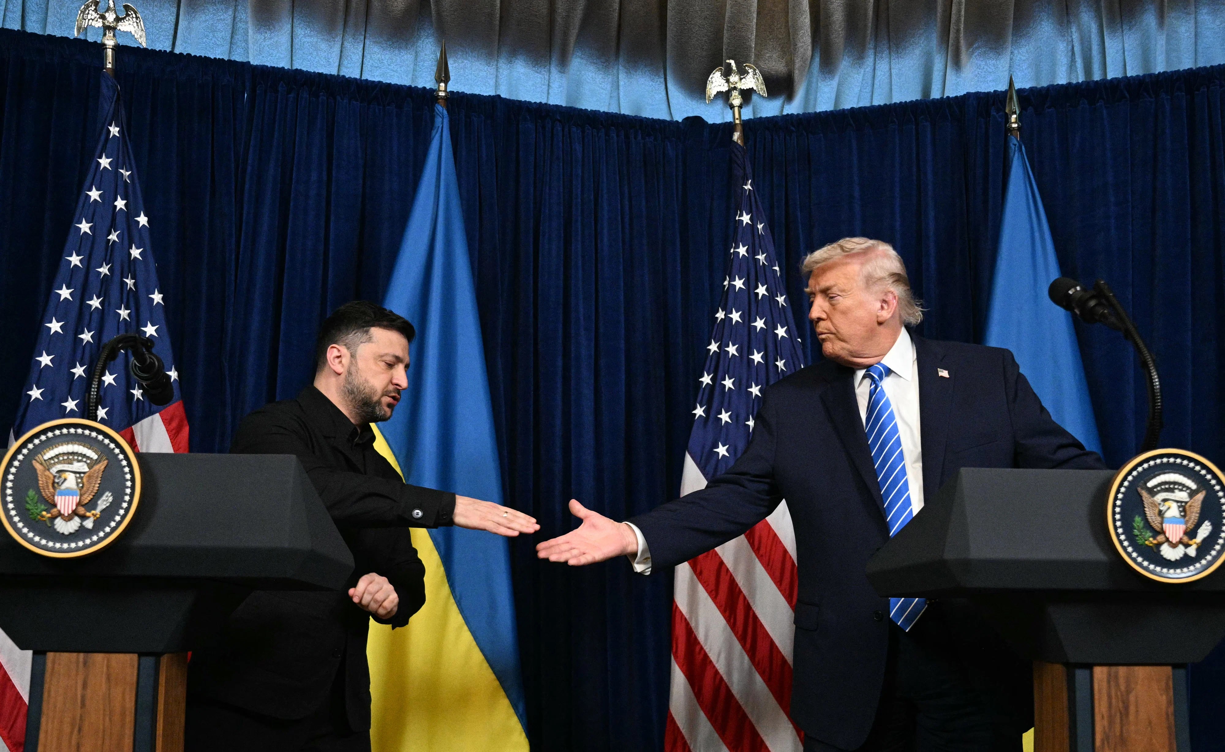 Volodimir Zelenski discutând cu lideri europeni despre planul pace Ucraina înaintea întâlnirii cu Donald Trump la Mar-a-Lago. | sursa foto: Adevarul Volodimir Zelenski discutând cu lideri europeni despre planul pace Ucraina înaintea întâlnirii cu Donald Trump la Mar-a-Lago. | sursa foto: Adevarul