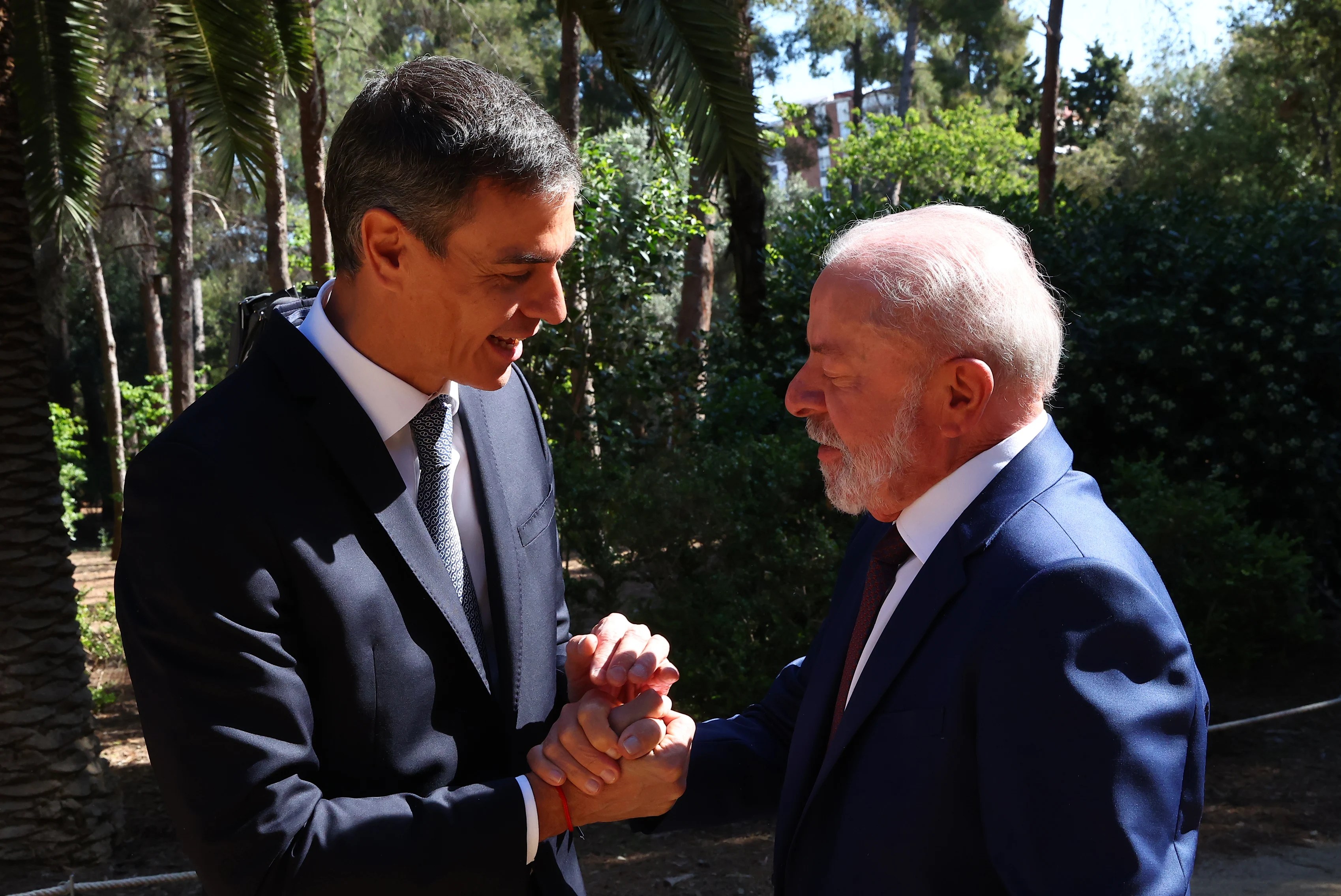 Premierul Spaniei Pedro Sánchez și președintele Braziliei Lula da Silva semnează acorduri strategice Spania Brazilia pentru autonomie Europa în contextul tensiunilor Donald Trump. | sursa foto: Adevarul Premierul Spaniei Pedro Sánchez și președintele Braziliei Lula da Silva semnează acorduri strategice Spania Brazilia pentru autonomie Europa în contextul tensiunilor Donald Trump. | sursa foto: Adevarul