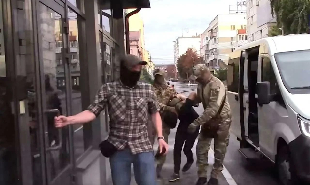 General rus rănit în atac cu armă de foc, cetățean moldovean reținut de FSB, suspectat de asasinat general rus coordonat de servicii informații ucrainene | sursa foto: Adevarul General rus rănit în atac cu armă de foc, cetățean moldovean reținut de FSB, suspectat de asasinat general rus coordonat de servicii informații ucrainene | sursa foto: Adevarul