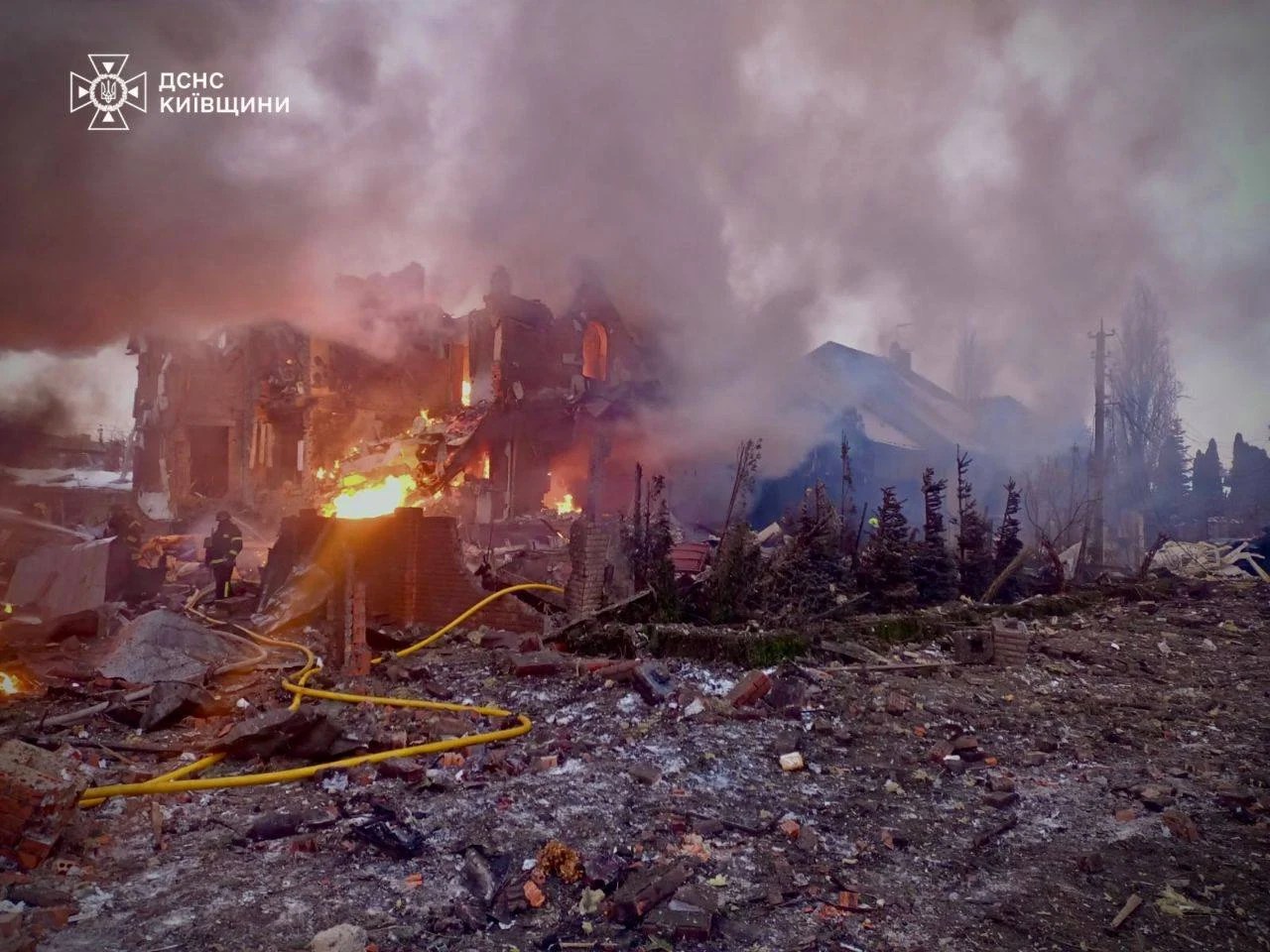 Explozie puternică în timpul atacului cu rachete Rusia Ucraina asupra Kievului, cu fum dens și clădiri afectate în conflict Ucraina Rusia. | sursa foto: Adevarul Explozie puternică în timpul atacului cu rachete Rusia Ucraina asupra Kievului, cu fum dens și clădiri afectate în conflict Ucraina Rusia. | sursa foto: Adevarul