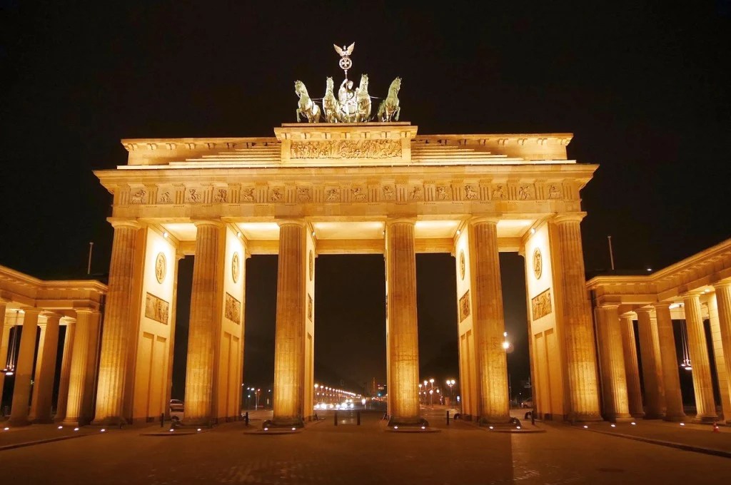 Poarta Brandenburg din Berlin acoperită cu plasă anti-dronă simbolizând sprijin Germania pentru apărare antiaeriană Ucraina în Ziua Independenței. | sursa foto: Adevarul Poarta Brandenburg din Berlin acoperită cu plasă anti-dronă simbolizând sprijin Germania pentru apărare antiaeriană Ucraina în Ziua Independenței. | sursa foto: Adevarul