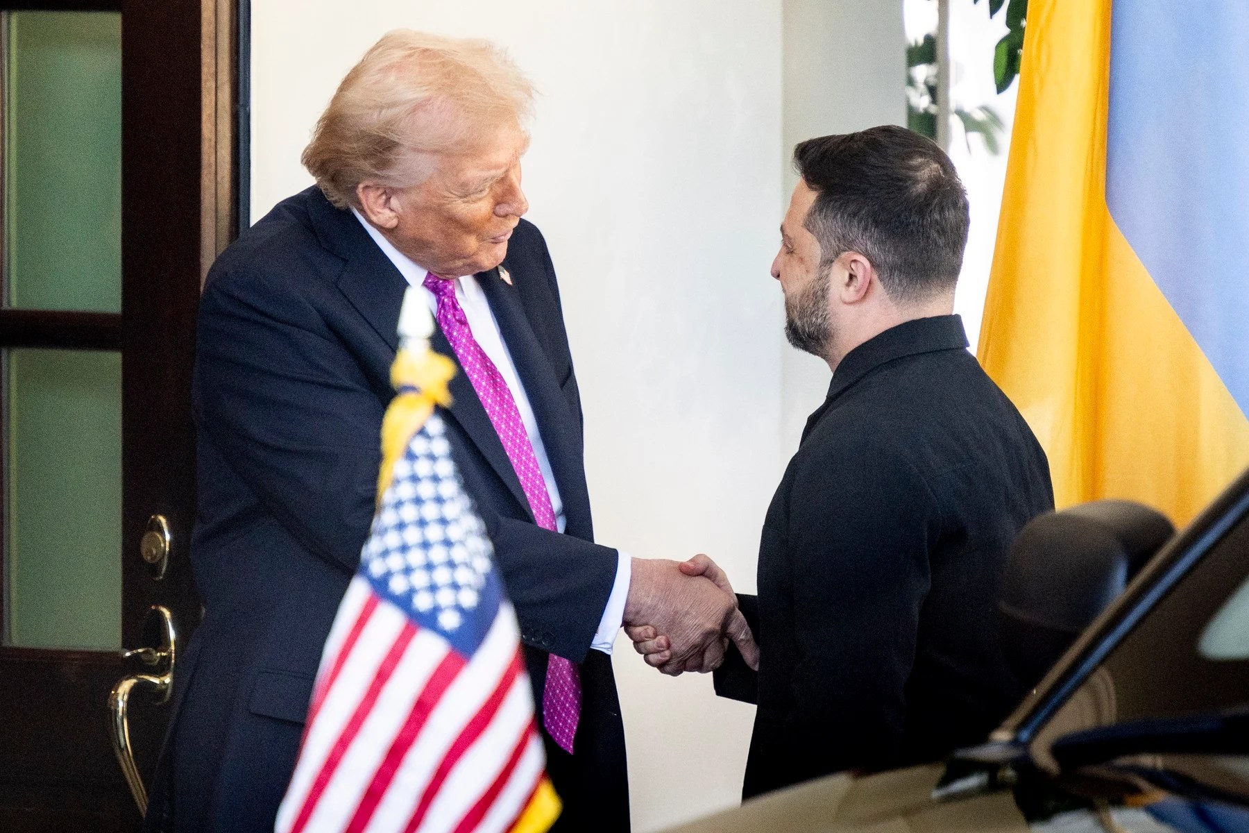 Manifestanți ucraineni la miting pașnic în Florida, aproape de Mar-a-Lago, cer garanții securitate Ucraina în ziua întâlnirii Trump Zelenski | sursa foto: Adevarul Manifestanți ucraineni la miting pașnic în Florida, aproape de Mar-a-Lago, cer garanții securitate Ucraina în ziua întâlnirii Trump Zelenski | sursa foto: Adevarul