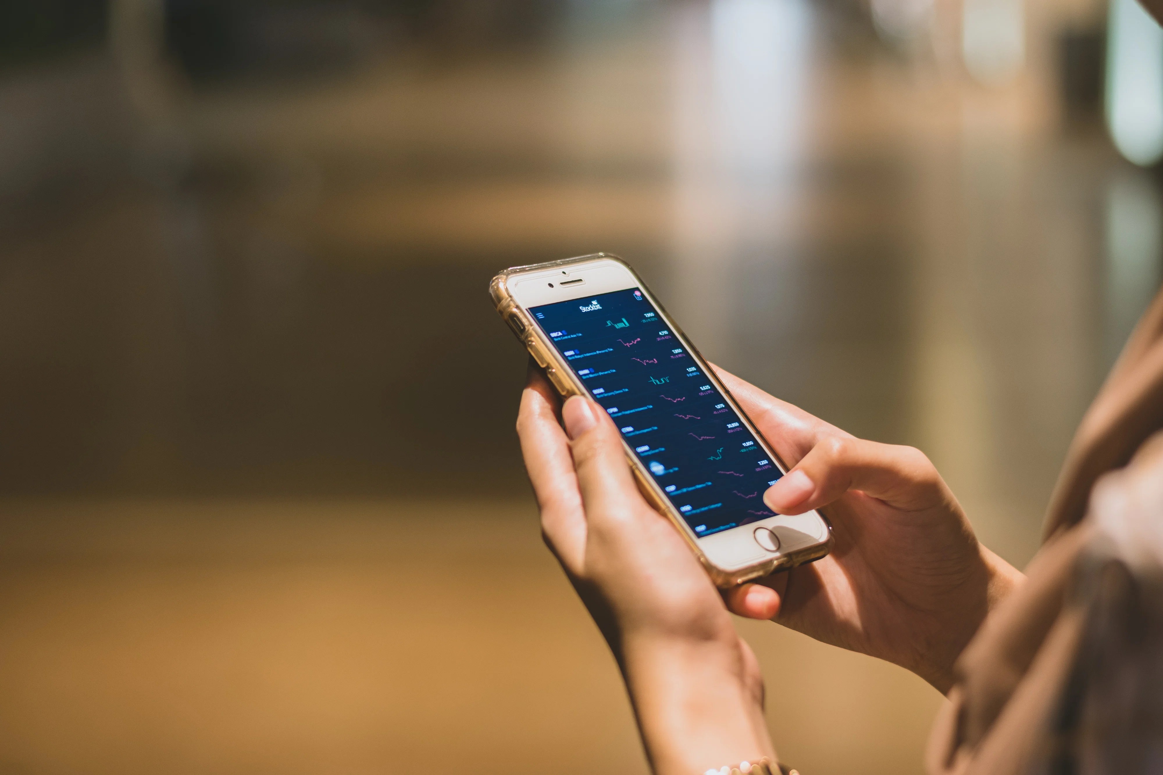 Femeie îngrijorată vorbind la telefon, ilustrând riscurile escrocheriilor inteligență artificială cu clonare voce și importanța parolei siguranță familie. | sursa foto: Click Femeie îngrijorată vorbind la telefon, ilustrând riscurile escrocheriilor inteligență artificială cu clonare voce și importanța parolei siguranță familie. | sursa foto: Click