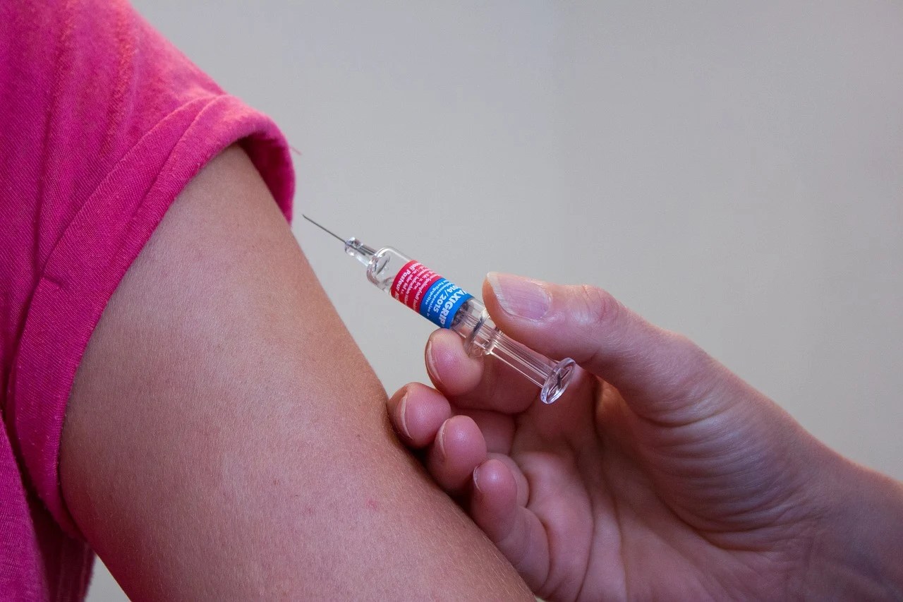Copil la cabinet medical primind vaccinare copii împotriva rujeolei pentru prevenirea epidemiei rujeolă copii în România și Europa | sursa foto: Adevarul Copil la cabinet medical primind vaccinare copii împotriva rujeolei pentru prevenirea epidemiei rujeolă copii în România și Europa | sursa foto: Adevarul