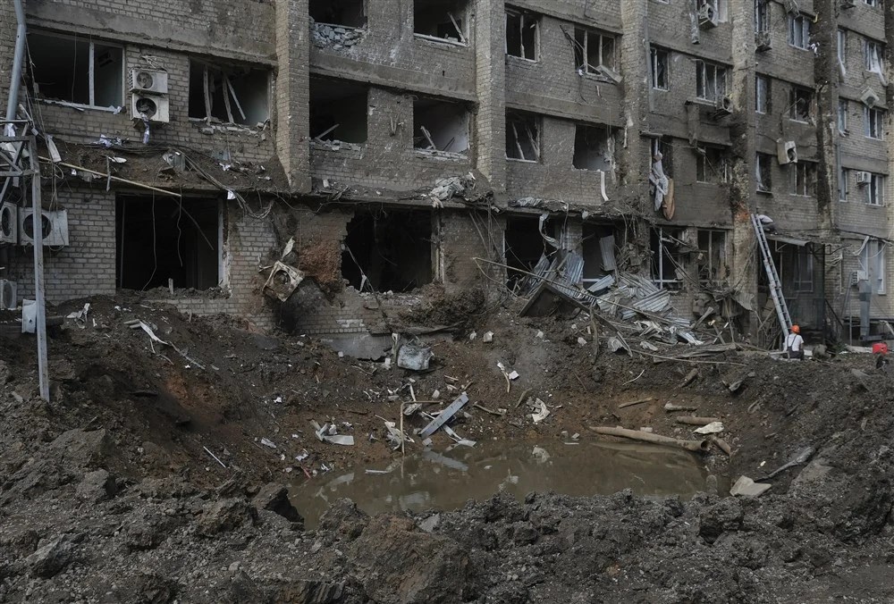 Trupe rusești avansând lent în centura de fortărețe din Donbas, cu orașe distruse în războiul Ucraina est, ofensivă rusă Donbas. | sursa foto: Adevarul Trupe rusești avansând lent în centura de fortărețe din Donbas, cu orașe distruse în războiul Ucraina est, ofensivă rusă Donbas. | sursa foto: Adevarul