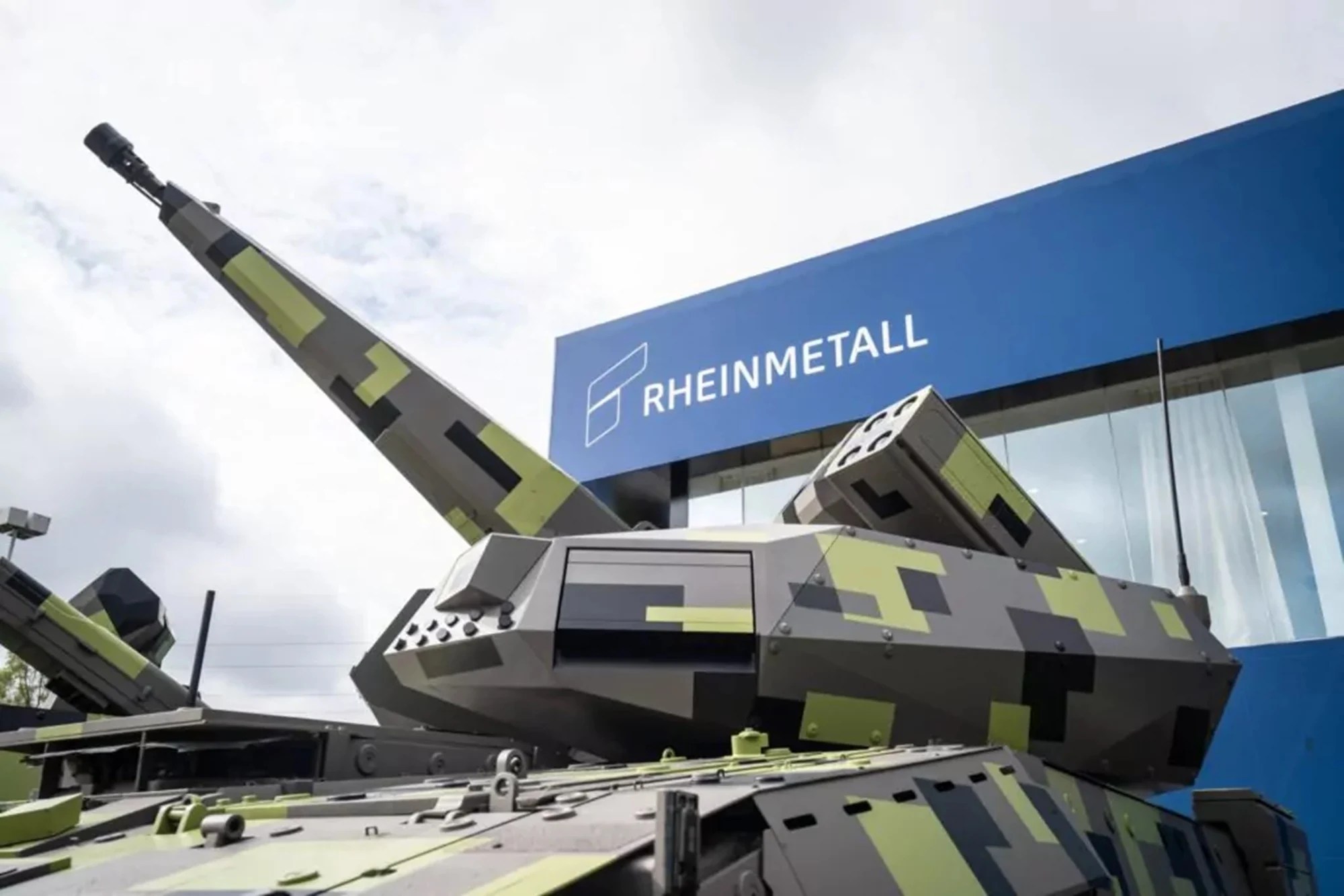 Sistem RCH 155 de artilerie avansată montat pe vehicul blindat, parte din contract Regatul Unit-Germania pentru livrări militare. | sursa foto: Adevarul Sistem RCH 155 de artilerie avansată montat pe vehicul blindat, parte din contract Regatul Unit-Germania pentru livrări militare. | sursa foto: Adevarul