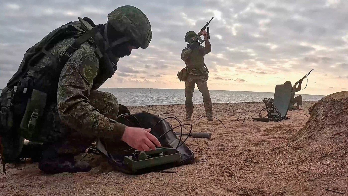 Soldați ruși în uniformă pe câmp de luptă, cu necrologuri militari afișate pe fundal, ilustrând pierderi armata rusă după atacuri infrastructură energetică Rusia. | sursa foto: Adevarul Soldați ruși în uniformă pe câmp de luptă, cu necrologuri militari afișate pe fundal, ilustrând pierderi armata rusă după atacuri infrastructură energetică Rusia. | sursa foto: Adevarul