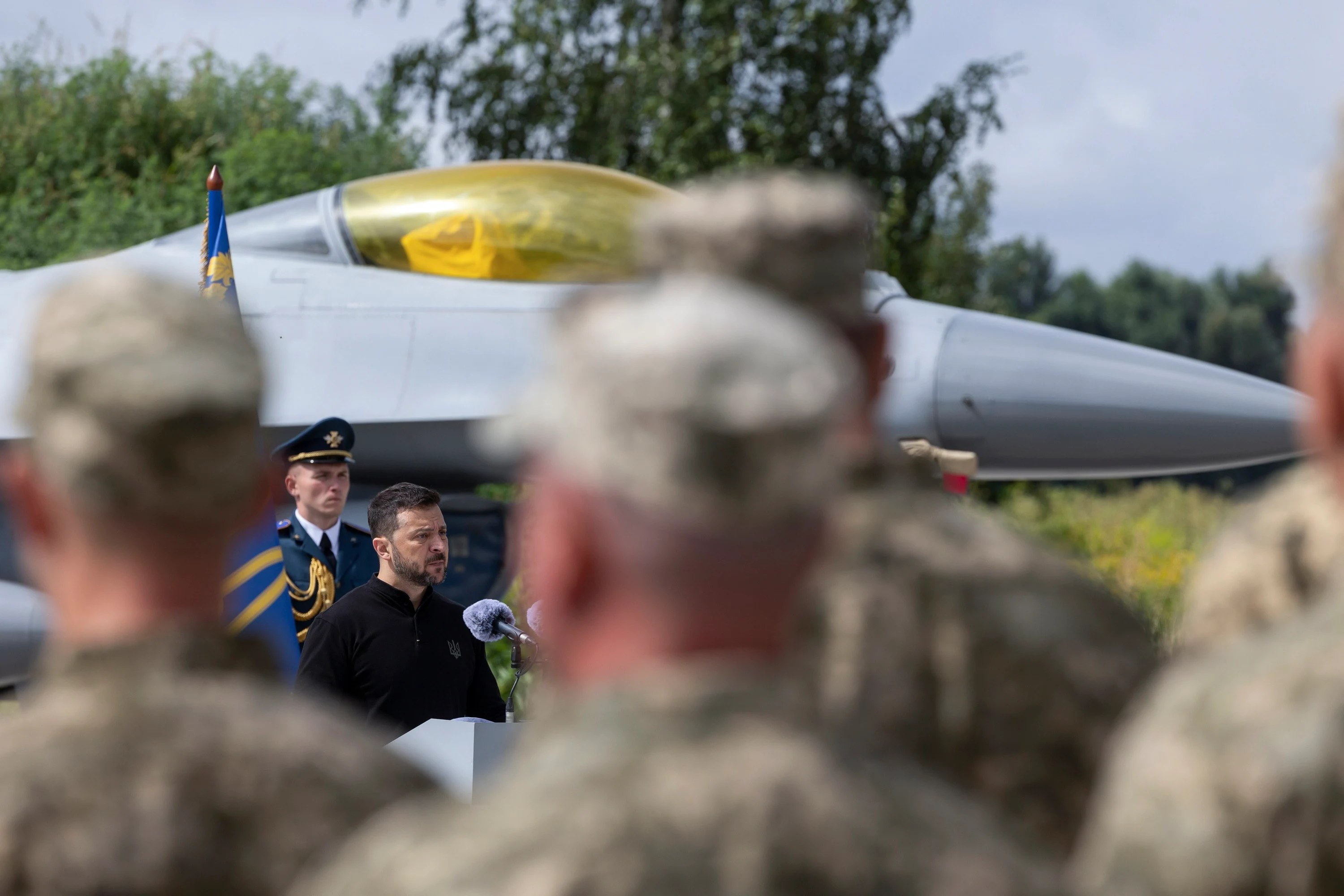 Piloți ucraineni F-16 în cockpit, antrenându-se pentru zbor fără GPS în condiții de război electronic intens, cu instrumente de navigație vizibile. | sursa foto: Adevarul Piloți ucraineni F-16 în cockpit, antrenându-se pentru zbor fără GPS în condiții de război electronic intens, cu instrumente de navigație vizibile. | sursa foto: Adevarul