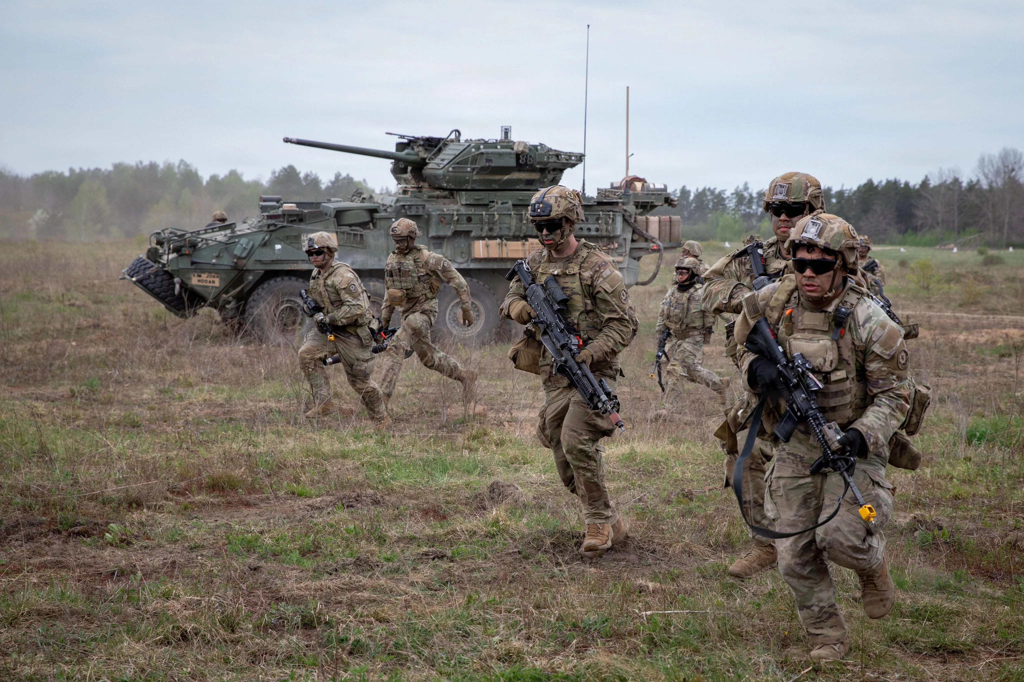 Oficiali NATO discutând la summitul din Albania despre reducerea trupelor SUA Europa și prezența militară Europa în contextul tensiunilor alianței | sursa foto: Adevarul Oficiali NATO discutând la summitul din Albania despre reducerea trupelor SUA Europa și prezența militară Europa în contextul tensiunilor alianței | sursa foto: Adevarul