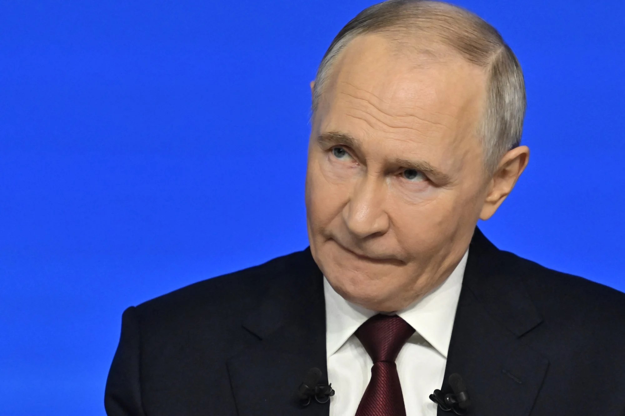 Secvență din secția de votare în Rusia cu alegători și buletine, ilustrând alegeri legislative Rusia sub acuzații de fraudă electorală și opoziție anti-război excluse. | sursa foto: Adevarul Secvență din secția de votare în Rusia cu alegători și buletine, ilustrând alegeri legislative Rusia sub acuzații de fraudă electorală și opoziție anti-război excluse. | sursa foto: Adevarul