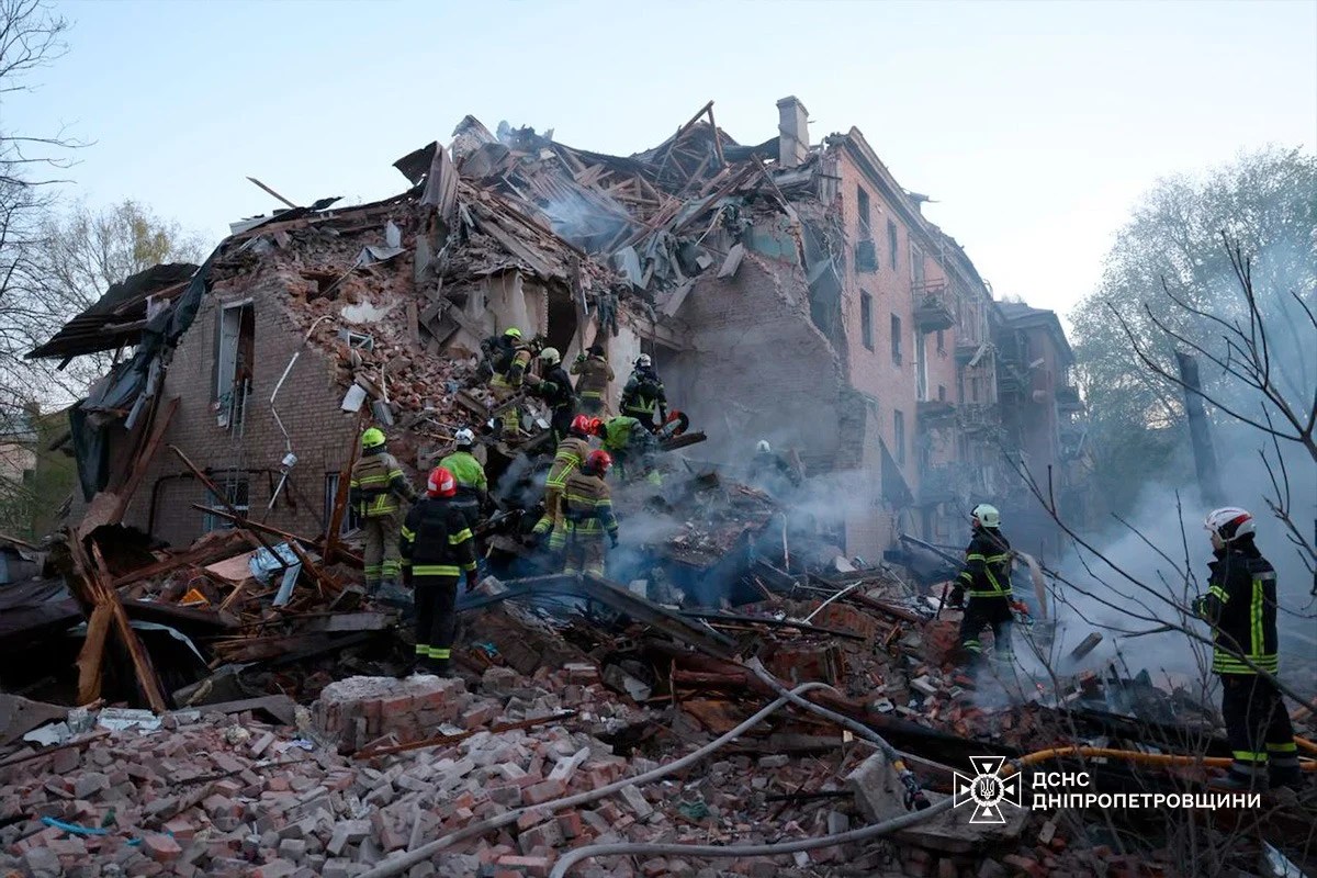 Explozii puternice în Harkov cu fum dens și clădiri avariate în urma atacului Rusia Ucraina, fragmente dronă Galați vizibile pe terenul afectat. | sursa foto: Adevarul Explozii puternice în Harkov cu fum dens și clădiri avariate în urma atacului Rusia Ucraina, fragmente dronă Galați vizibile pe terenul afectat. | sursa foto: Adevarul