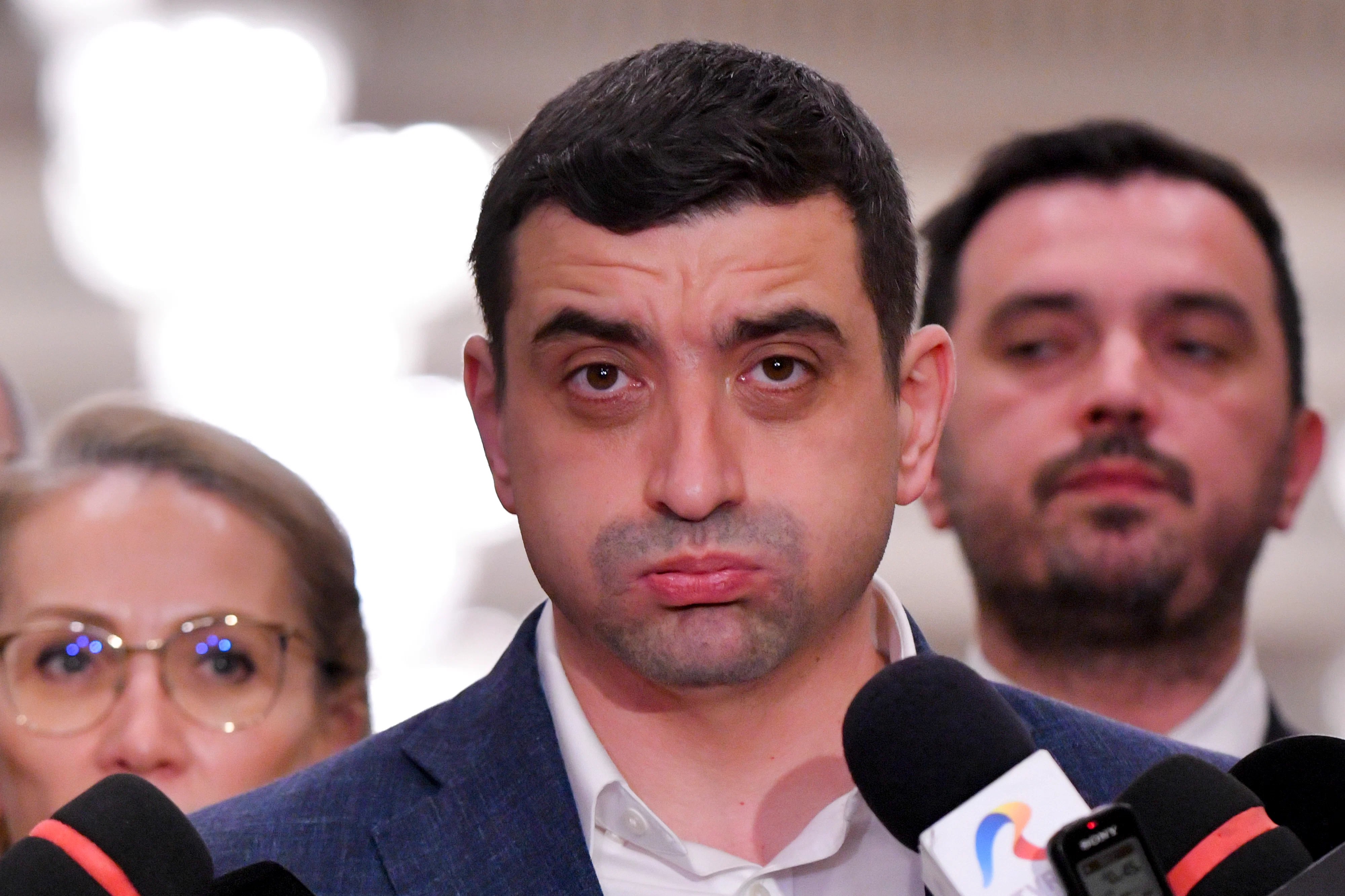 George Simion și lideri AUR discutând strategii politice privind guvernarea și impactul asupra coaliției PSD-PNL la alegerile locale din România. | sursa foto: Adevarul George Simion și lideri AUR discutând strategii politice privind guvernarea și impactul asupra coaliției PSD-PNL la alegerile locale din România. | sursa foto: Adevarul