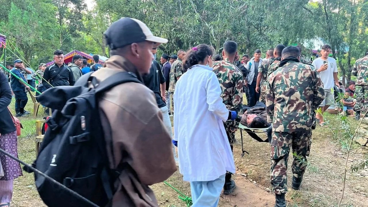Echipe de salvare nepaleze intervenind în tunelurile proiectului hidroenergetic Trishuli afectat de inundații Nepal cu victime inundații și muncitori blocați. | sursa foto: Adevarul Echipe de salvare nepaleze intervenind în tunelurile proiectului hidroenergetic Trishuli afectat de inundații Nepal cu victime inundații și muncitori blocați. | sursa foto: Adevarul