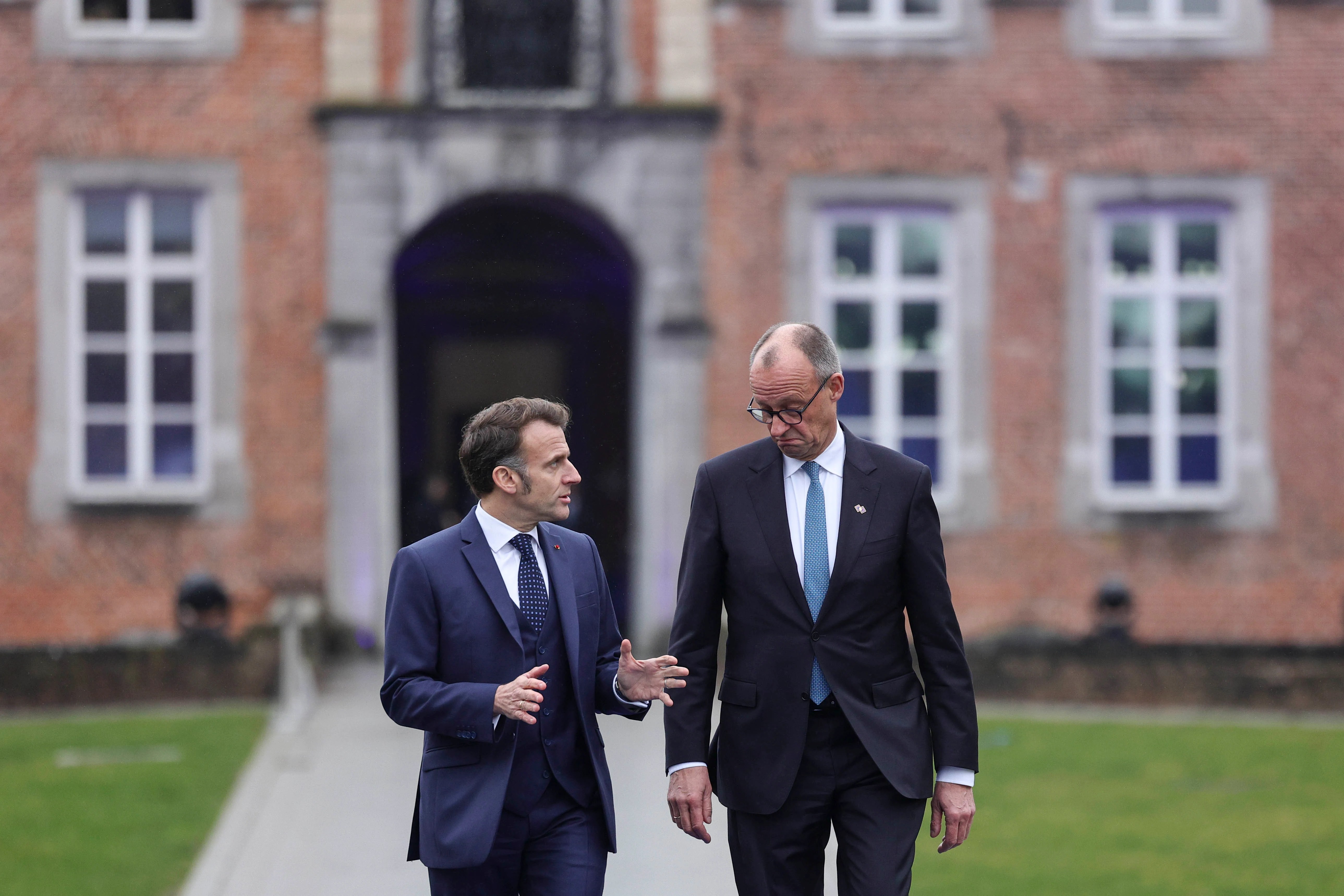 Cancelarul german Friedrich Merz și președintele francez Emmanuel Macron discutând la Conferința de Securitate de la Munchen despre umbrelă nucleară europeană și descurajare nucleară. | sursa foto: Adevarul Cancelarul german Friedrich Merz și președintele francez Emmanuel Macron discutând la Conferința de Securitate de la Munchen despre umbrelă nucleară europeană și descurajare nucleară. | sursa foto: Adevarul