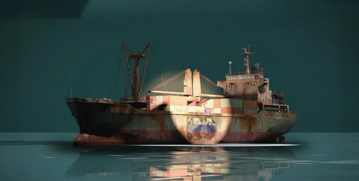 Petrolier rusesc sub pavilion fals în port, simbolizând flota din umbră afectată de sancțiuni UE și dezinformare Kremlin privind exporturile ilegale de petrol. | sursa foto: Adevarul Petrolier rusesc sub pavilion fals în port, simbolizând flota din umbră afectată de sancțiuni UE și dezinformare Kremlin privind exporturile ilegale de petrol. | sursa foto: Adevarul