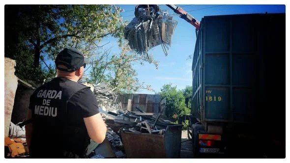 Echipaje ale Gărzii Naționale de Mediu și forțe de ordine în acțiune la Sintești Ilfov pentru combaterea arderilor ilegale deșeuri. | sursa foto: Adevarul Echipaje ale Gărzii Naționale de Mediu și forțe de ordine în acțiune la Sintești Ilfov pentru combaterea arderilor ilegale deșeuri. | sursa foto: Adevarul