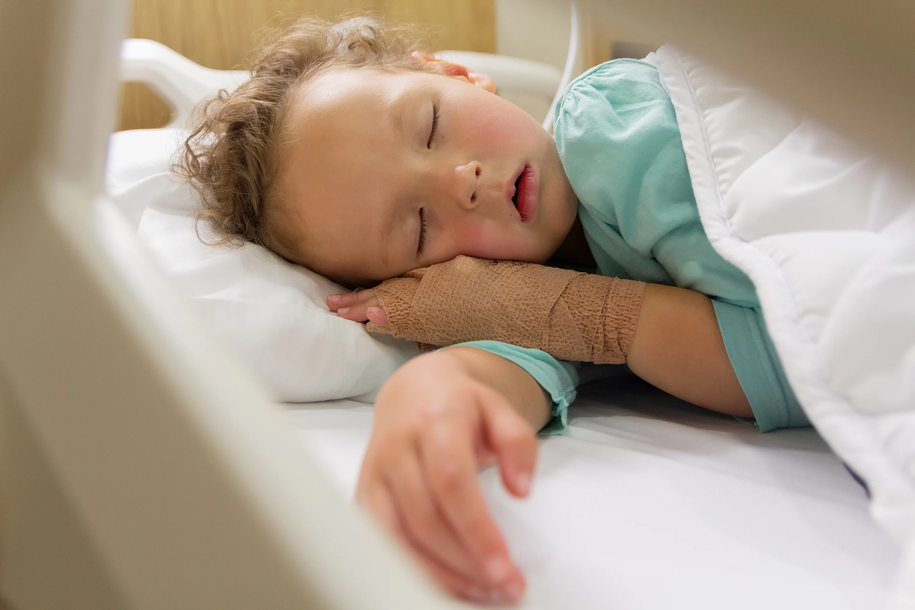 Copil de trei ani primind terapie CAR-T pentru hepatoblastom metastatic, imunoterapie copii în tratament oncologic avansat | sursa foto: Adevarul Copil de trei ani primind terapie CAR-T pentru hepatoblastom metastatic, imunoterapie copii în tratament oncologic avansat | sursa foto: Adevarul