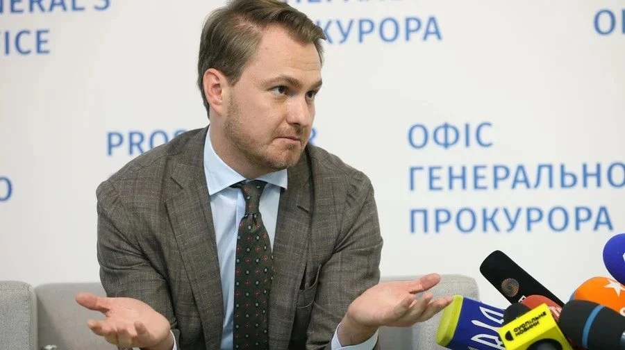 Procurorul general Ucraina Ruslan Kravcenko în timpul unei conferințe de presă despre corupție Ucraina și cererea de demitere a lui Zelenski. | sursa foto: Adevarul Procurorul general Ucraina Ruslan Kravcenko în timpul unei conferințe de presă despre corupție Ucraina și cererea de demitere a lui Zelenski. | sursa foto: Adevarul