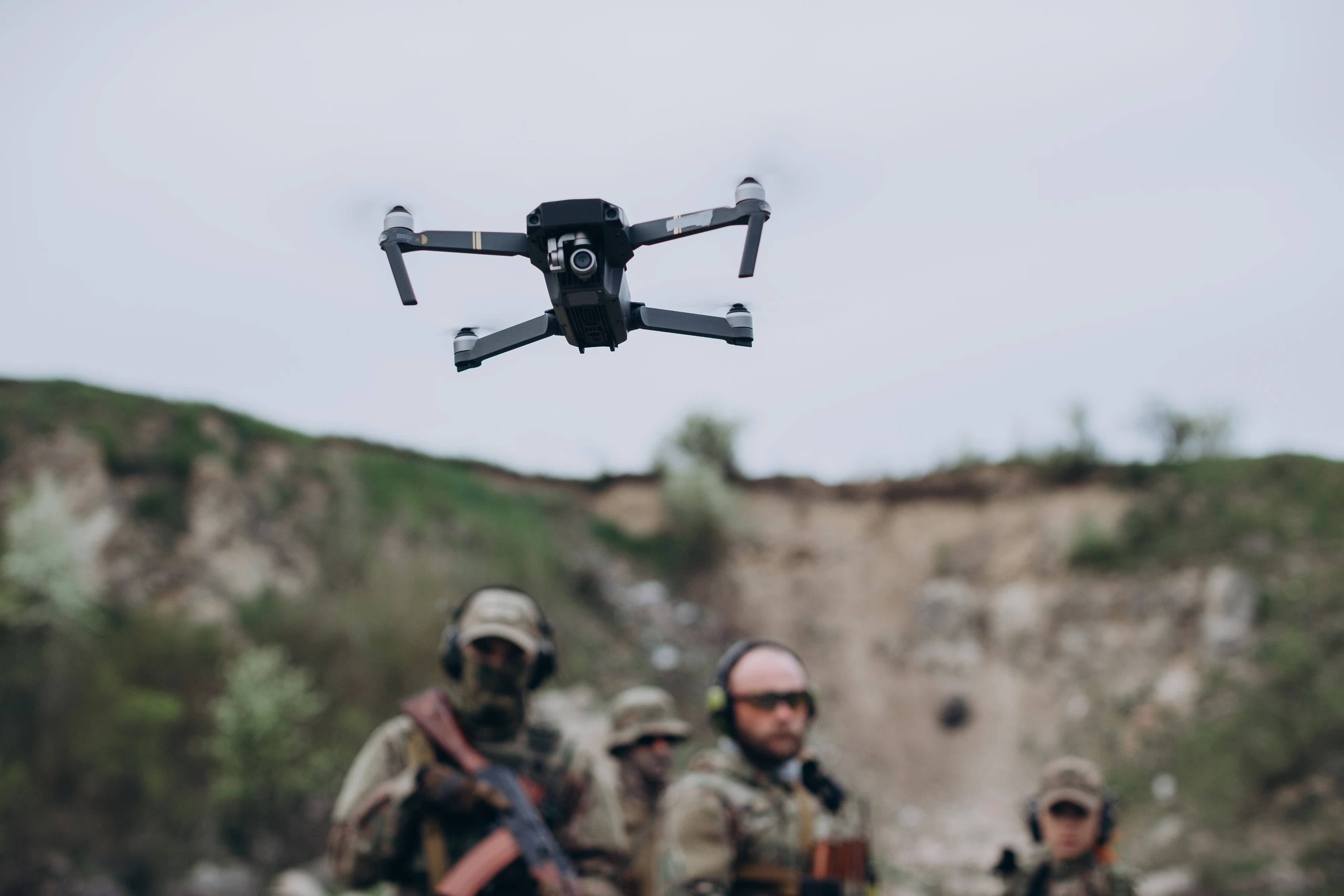 Militari români și americani operând echipamente de apărare antidronă România în exercițiu militar NATO cu cooperare româno-americană și experți ucraineni | sursa foto: Adevarul Militari români și americani operând echipamente de apărare antidronă România în exercițiu militar NATO cu cooperare româno-americană și experți ucraineni | sursa foto: Adevarul
