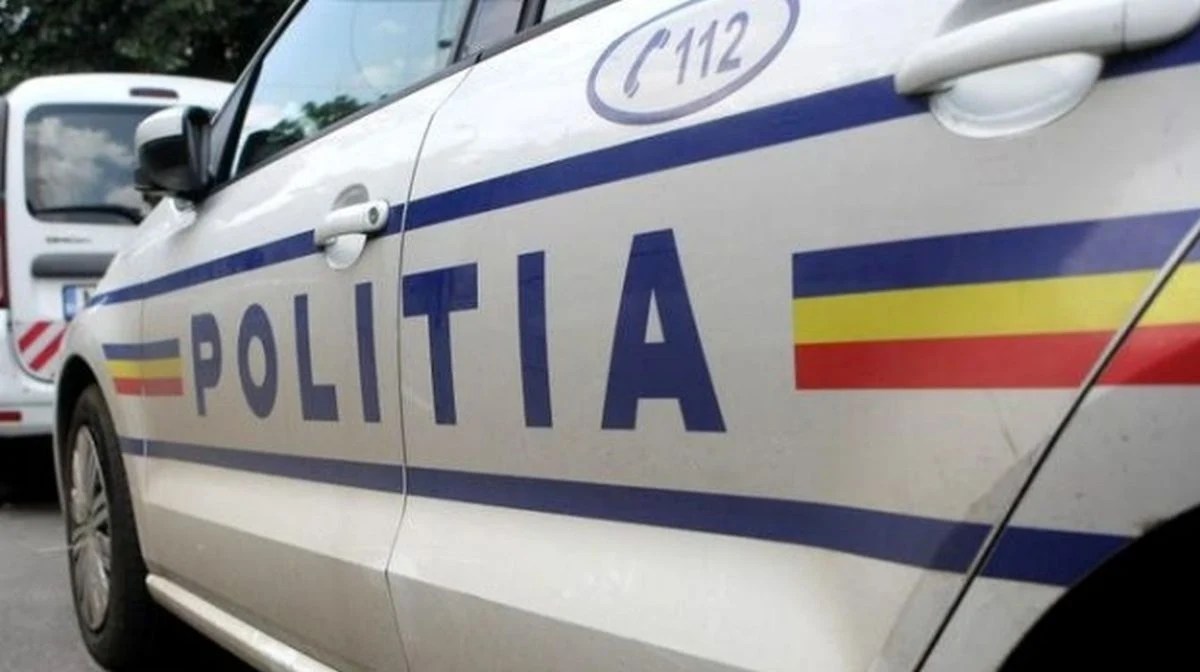 Agent șef de poliție din Timișoara escortat de anchetatori în timpul anchetei penale pentru agresiune sexuală polițist și arest la domiciliu. | sursa foto: Click Agent șef de poliție din Timișoara escortat de anchetatori în timpul anchetei penale pentru agresiune sexuală polițist și arest la domiciliu. | sursa foto: Click