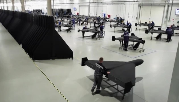 Complex industrial extins al fabricii drone Alabuga cu hangare și cămine pentru recrutare muncitori străini, producând drone kamikaze Geran. | sursa foto: Adevarul Complex industrial extins al fabricii drone Alabuga cu hangare și cămine pentru recrutare muncitori străini, producând drone kamikaze Geran. | sursa foto: Adevarul