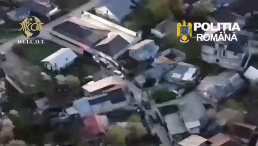 Polițiști în timpul perchezițiilor la sediul grupului infracţional organizat specializat în trafic de persoane și proxenetism în București și județe. | sursa foto: Adevarul Polițiști în timpul perchezițiilor la sediul grupului infracţional organizat specializat în trafic de persoane și proxenetism în București și județe. | sursa foto: Adevarul