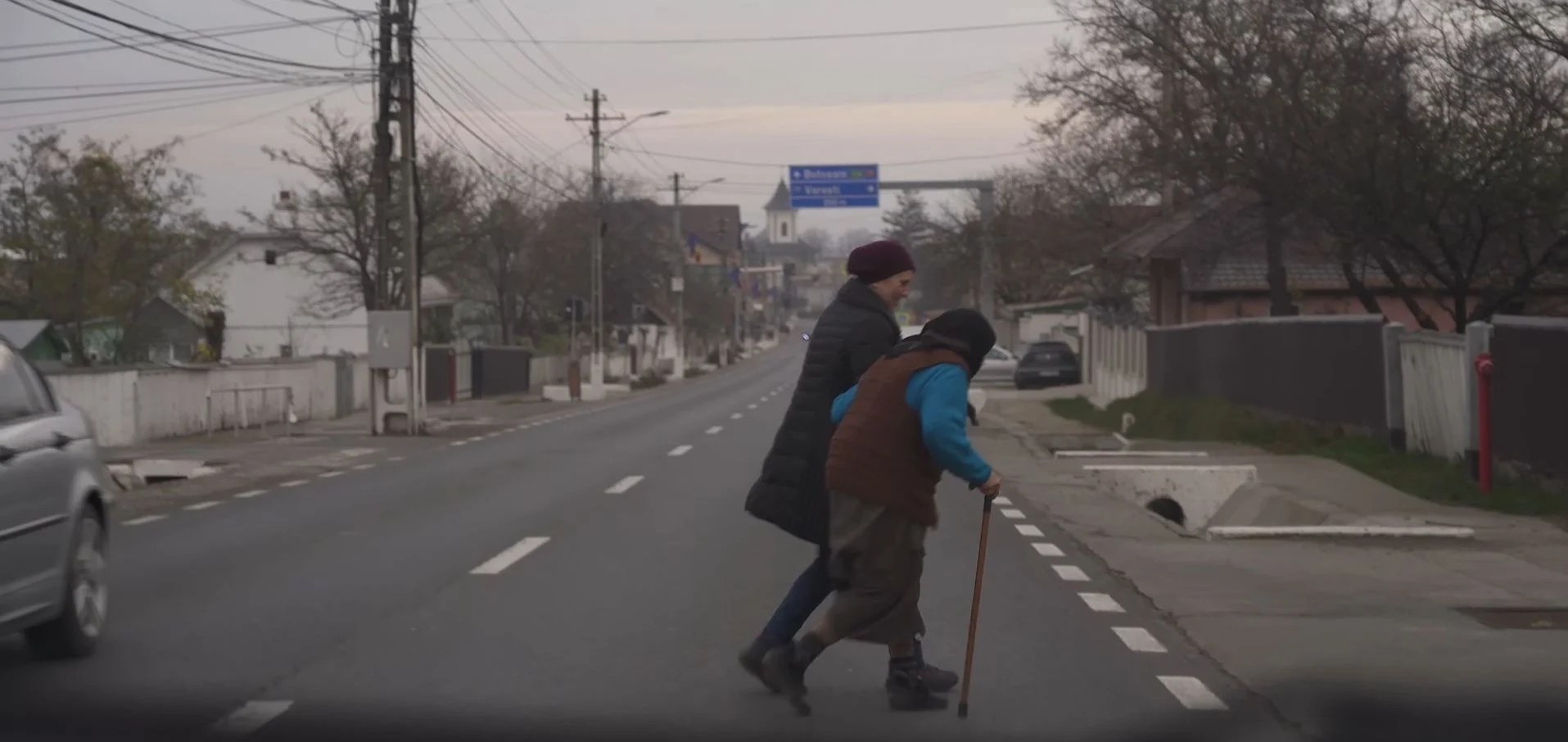 Protestatari în fața Parlamentului României cerând soluții pentru criză socială România și criticând politicile de austeritate în contextul înarmării Europa. | sursa foto: Adevarul Protestatari în fața Parlamentului României cerând soluții pentru criză socială România și criticând politicile de austeritate în contextul înarmării Europa. | sursa foto: Adevarul