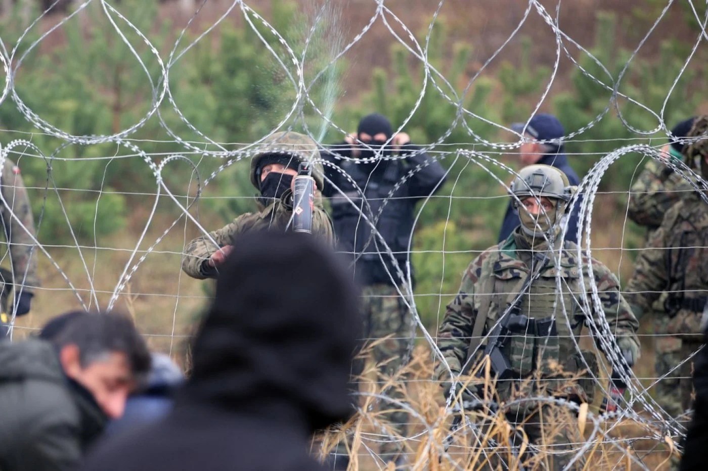 Echipamente militare și personal pregătind amplasarea de mine antipersonal Polonia la granița estică după retragerea din Convenția Ottawa. | sursa foto: Adevarul Echipamente militare și personal pregătind amplasarea de mine antipersonal Polonia la granița estică după retragerea din Convenția Ottawa. | sursa foto: Adevarul