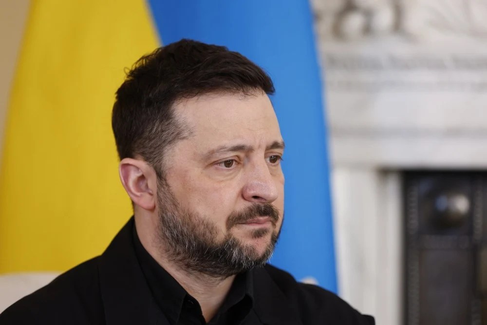 Volodimir Zelenski discursând la conferință, subliniind opoziția față de statutul membru asociat și cerând voce clară în negocieri aderare Ucraina UE. | sursa foto: Adevarul Volodimir Zelenski discursând la conferință, subliniind opoziția față de statutul membru asociat și cerând voce clară în negocieri aderare Ucraina UE. | sursa foto: Adevarul