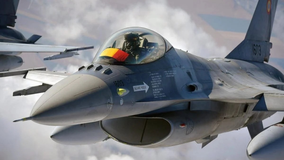 Avion F-16 NATO interceptând și doborând o dronă rusească în spațiul aerian românesc deasupra Mării Negre lângă Sulina. | sursa foto: Adevarul Avion F-16 NATO interceptând și doborând o dronă rusească în spațiul aerian românesc deasupra Mării Negre lângă Sulina. | sursa foto: Adevarul