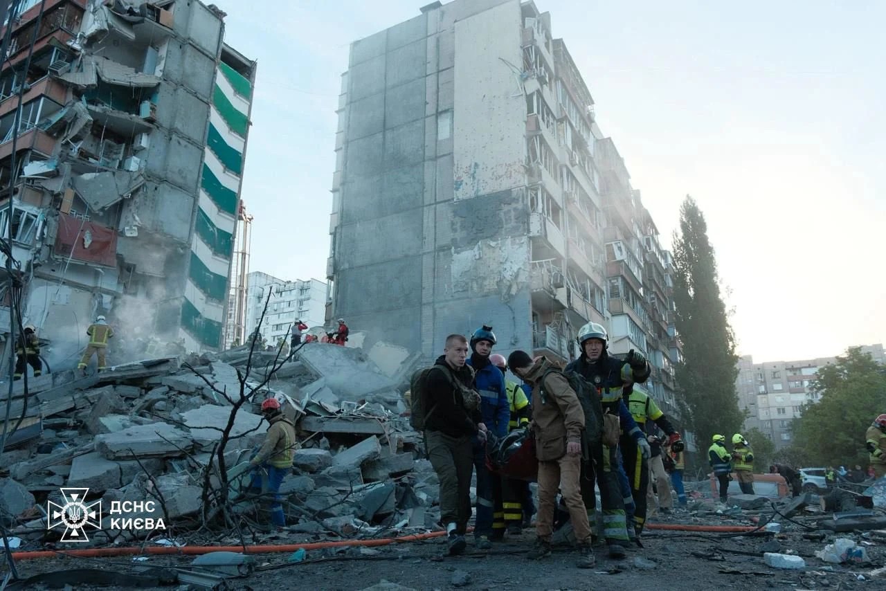 Fum și flăcări la o benzinărie atacată în Ucraina, parte din atacuri selective Rusia asupra rețelei energetice și infrastructurii vitale. | sursa foto: Adevarul Fum și flăcări la o benzinărie atacată în Ucraina, parte din atacuri selective Rusia asupra rețelei energetice și infrastructurii vitale. | sursa foto: Adevarul