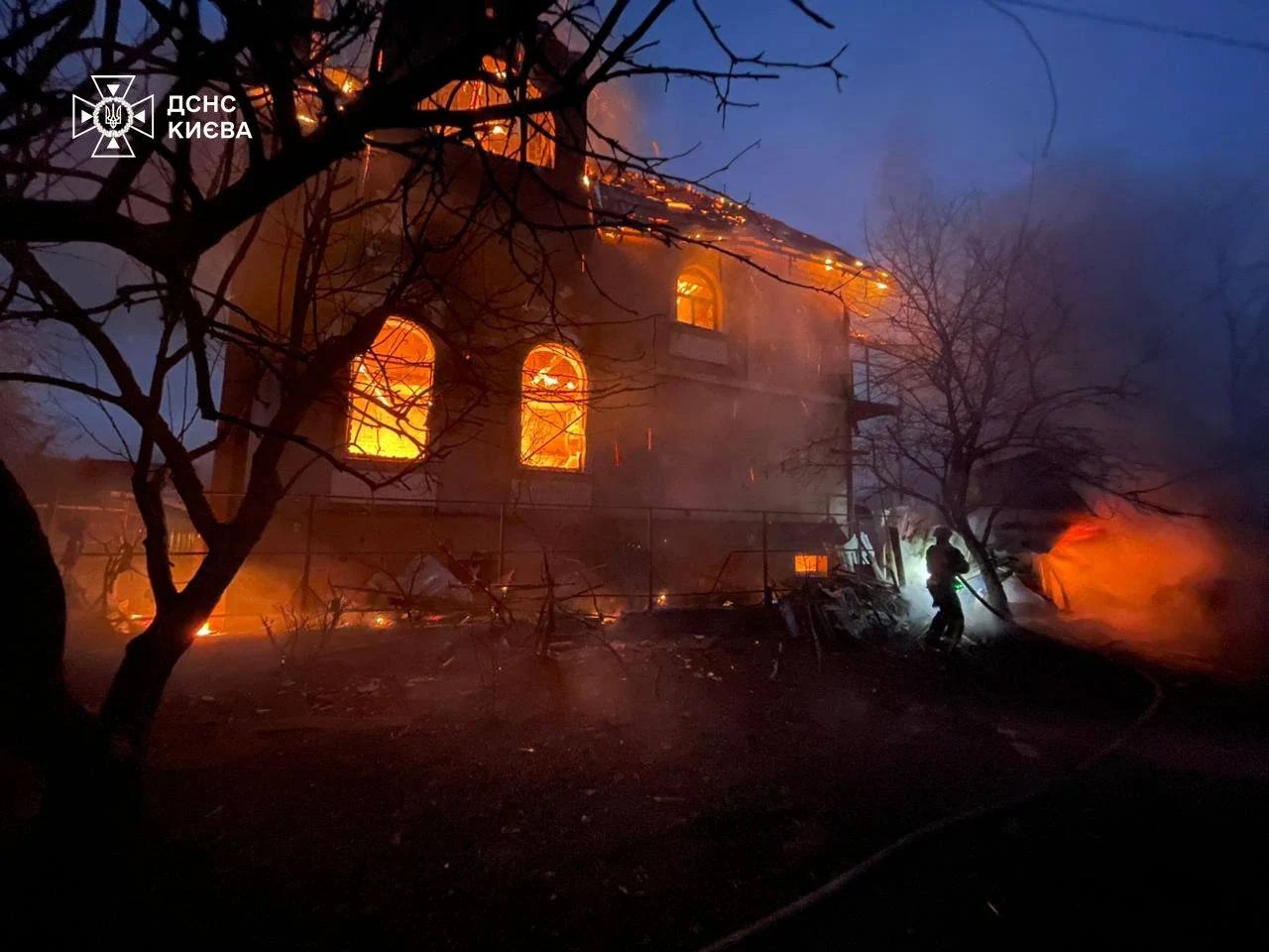 Bloc avariat de 24 de etaje în Kiev după atac rusesc, cu incendii și echipe de salvare intervenind în zona afectată a infrastructurii critice. | sursa foto: Adevarul Bloc avariat de 24 de etaje în Kiev după atac rusesc, cu incendii și echipe de salvare intervenind în zona afectată a infrastructurii critice. | sursa foto: Adevarul