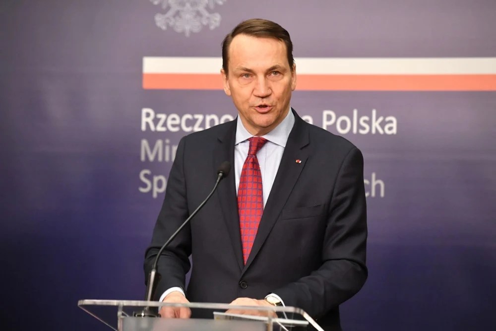 Ministrul polonez Radosław Sikorski avertizând despre războiul hibrid Rusia, atacuri cibernetice și dezinformare Rusia în Europa. | sursa foto: Adevarul Ministrul polonez Radosław Sikorski avertizând despre războiul hibrid Rusia, atacuri cibernetice și dezinformare Rusia în Europa. | sursa foto: Adevarul