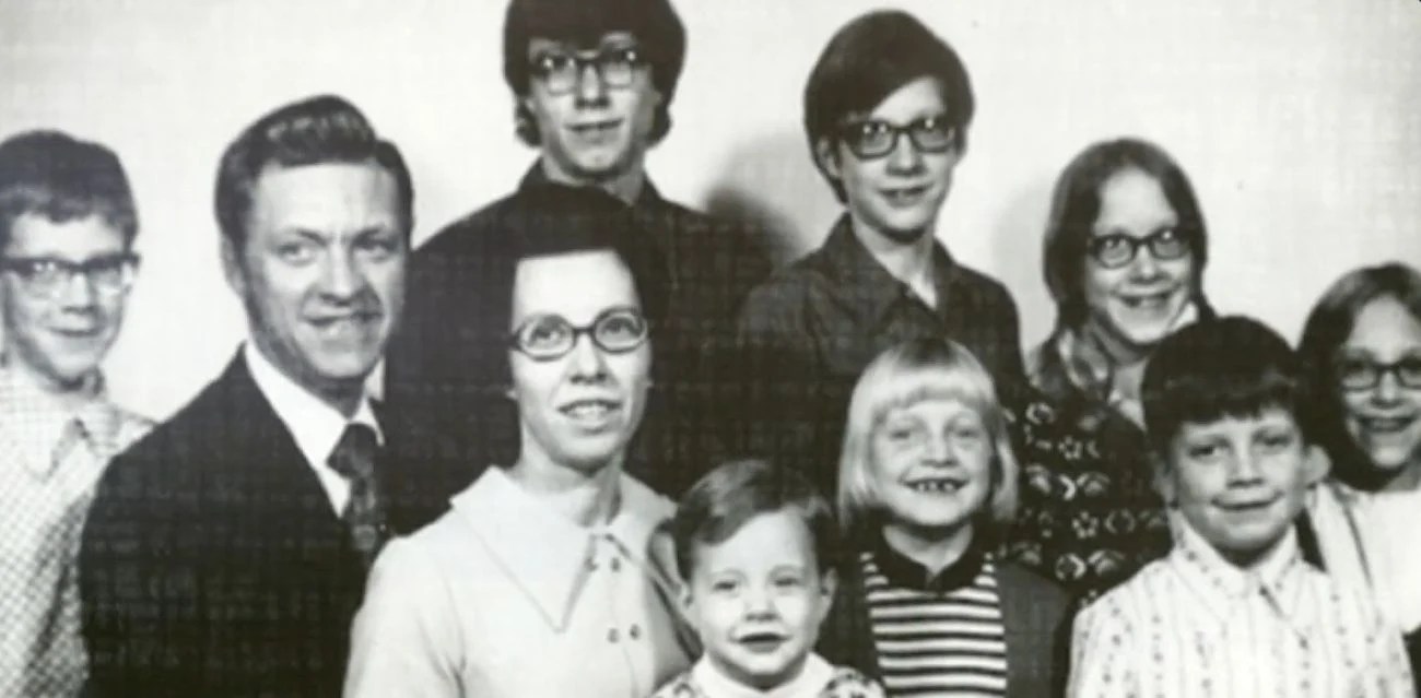 Interiorul unei case cu o masă de Paște pregătită, sugerând tensiune înaintea unui masacru Paște și atac armat familial brutal din 1975, exemplu de violență domestică. | sursa foto: Click Interiorul unei case cu o masă de Paște pregătită, sugerând tensiune înaintea unui masacru Paște și atac armat familial brutal din 1975, exemplu de violență domestică. | sursa foto: Click