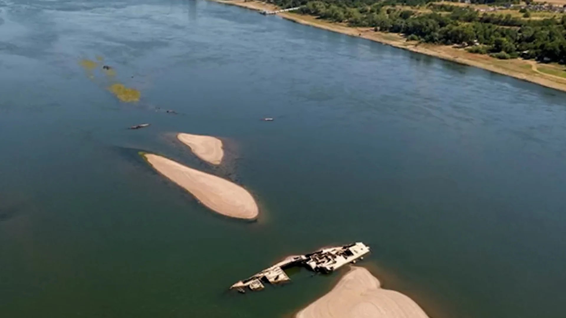 Epave nave război Dunăre cu carene ruginite și catarge vizibile în apă scăzută, evidențiind pericol muniții epave din cauza scăderii nivelului Dunării. | sursa foto: Adevarul Epave nave război Dunăre cu carene ruginite și catarge vizibile în apă scăzută, evidențiind pericol muniții epave din cauza scăderii nivelului Dunării. | sursa foto: Adevarul