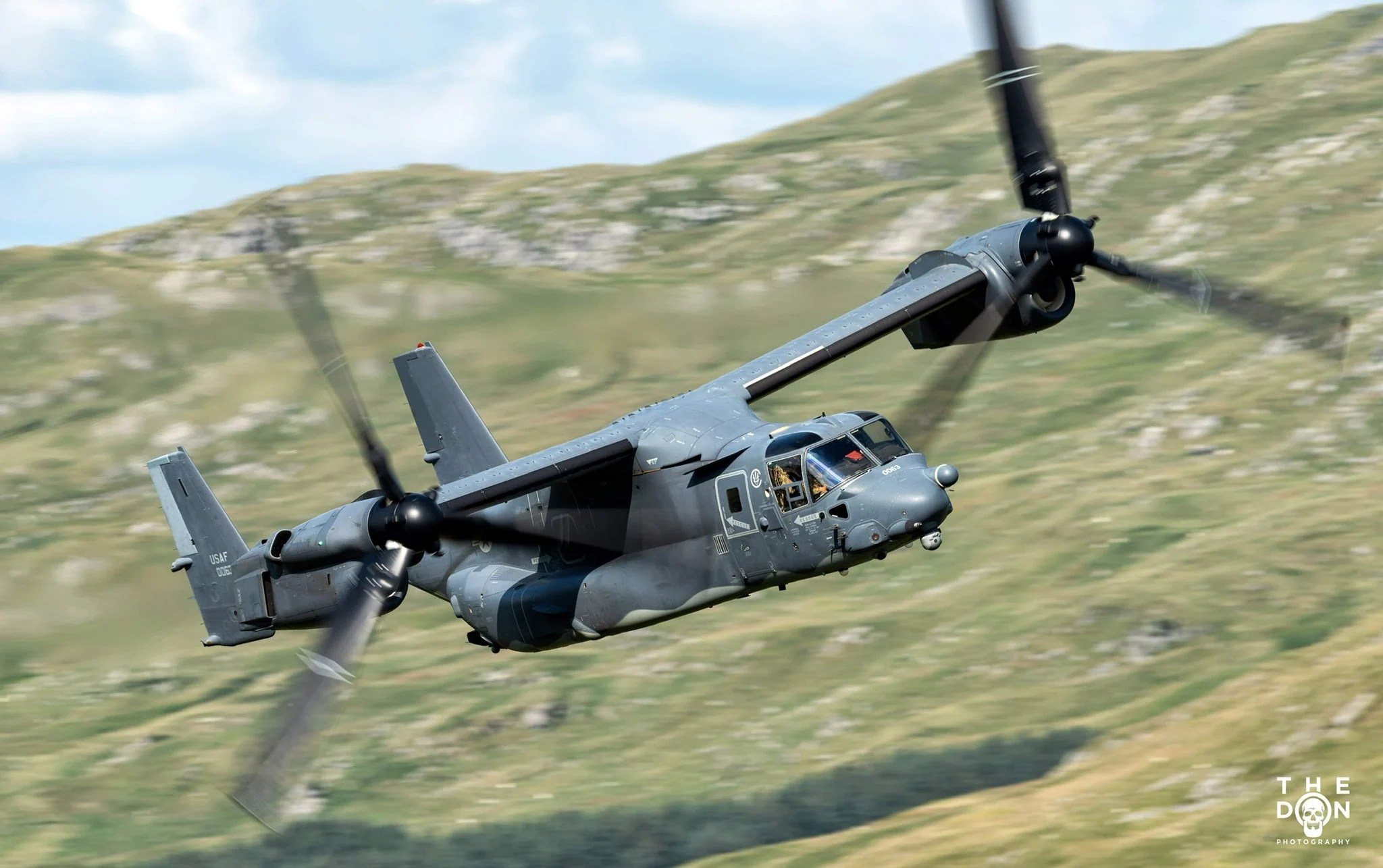 Două aeronave MV-22B Osprey americane aterizând lângă Ambasada SUA în Caracas, marcând exerciții militare americane Venezuela și prezență militară SUA pentru securizarea resurselor petrol Venezuela. | sursa foto: Adevarul Două aeronave MV-22B Osprey americane aterizând lângă Ambasada SUA în Caracas, marcând exerciții militare americane Venezuela și prezență militară SUA pentru securizarea resurselor petrol Venezuela. | sursa foto: Adevarul