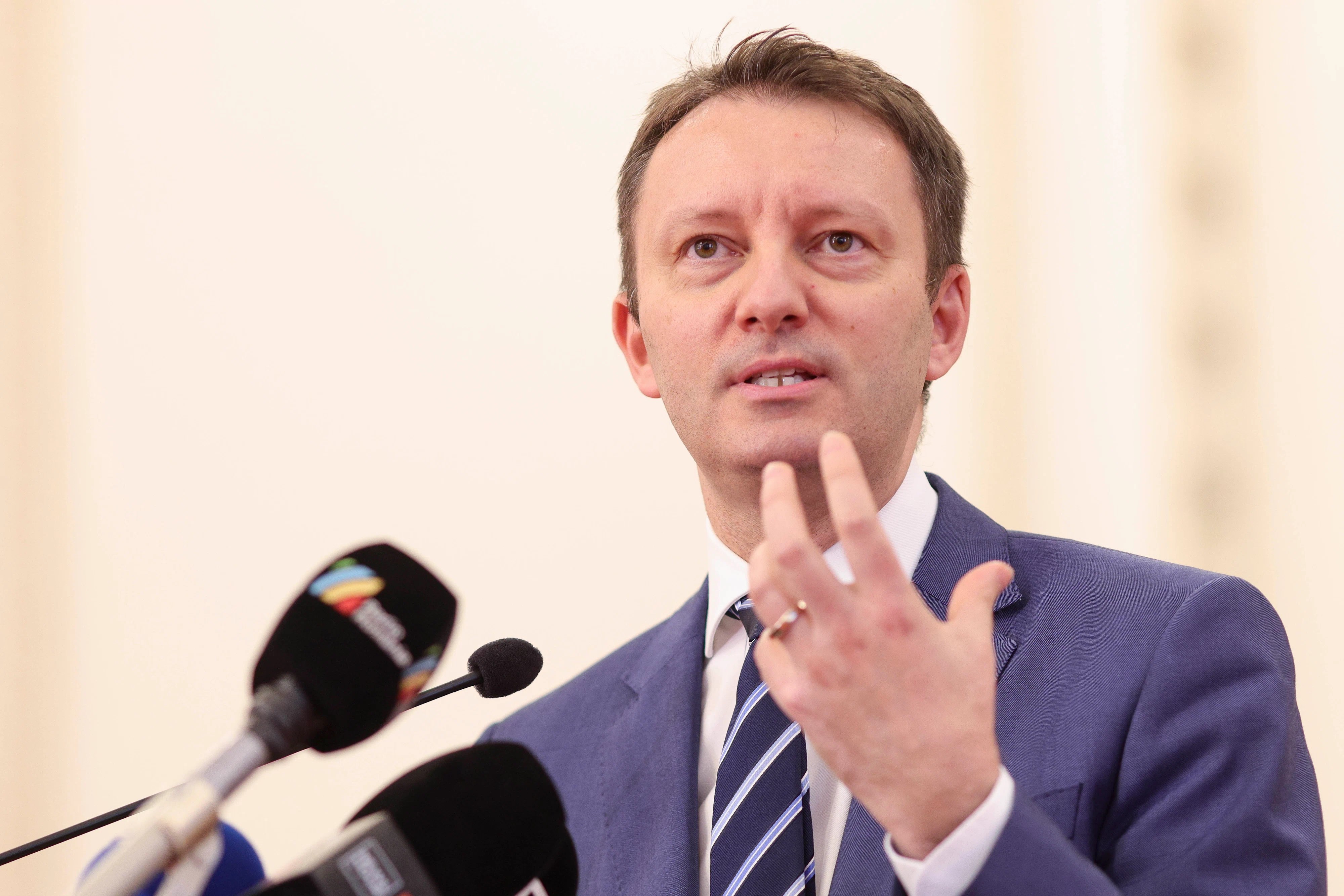 Siegfried Mureșan prezintă lista miniștrilor propuși în Guvernul Mureșan înaintea votului de învestitură | sursa foto: Adevarul Siegfried Mureșan prezintă lista miniștrilor propuși în Guvernul Mureșan înaintea votului de învestitură | sursa foto: Adevarul