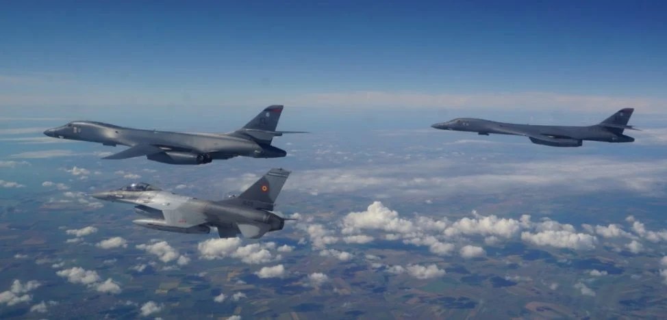 Bombardiere americane B-2 Spirit în zbor deasupra bazelor militare, susținând operațiunea SUA Iran cu resurse militare extinse. | sursa foto: Adevarul Bombardiere americane B-2 Spirit în zbor deasupra bazelor militare, susținând operațiunea SUA Iran cu resurse militare extinse. | sursa foto: Adevarul
