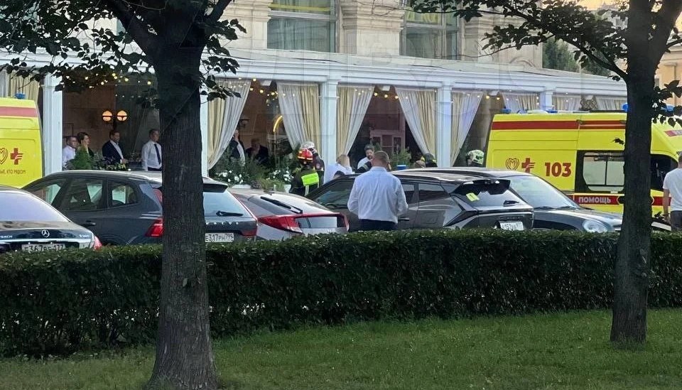 Fațada avariată a restaurantului Balzi Rossi din Moscova după explozie restaurant Moscova, cu echipe de intervenție și victime explozie în zonă, anchetă terorism Rusia în desfășurare. | sursa foto: Adevarul Fațada avariată a restaurantului Balzi Rossi din Moscova după explozie restaurant Moscova, cu echipe de intervenție și victime explozie în zonă, anchetă terorism Rusia în desfășurare. | sursa foto: Adevarul