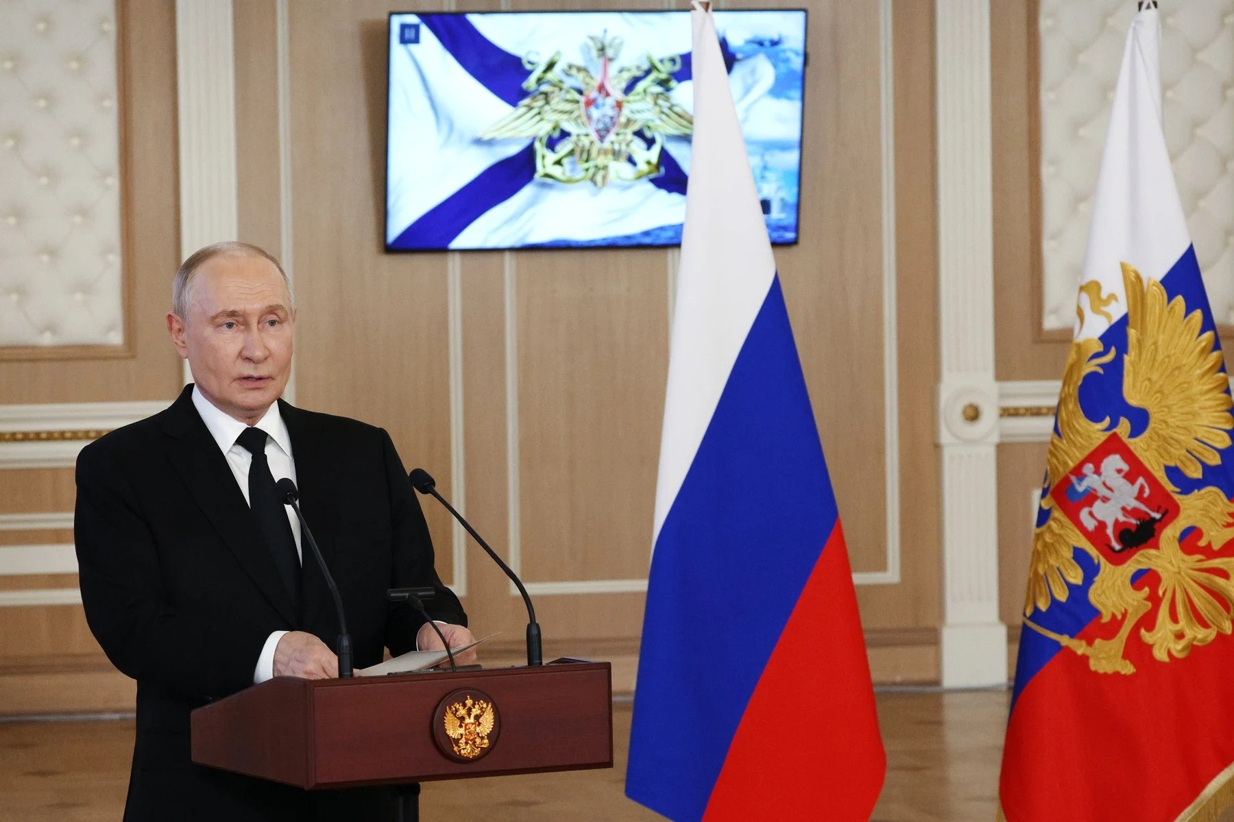 Vladimir Putin în discurs oficial, înconjurat de oficiali ruși în contextul succesiunii Putin și luptei pentru putere în regimul autoritar Rusia. | sursa foto: Adevarul Vladimir Putin în discurs oficial, înconjurat de oficiali ruși în contextul succesiunii Putin și luptei pentru putere în regimul autoritar Rusia. | sursa foto: Adevarul