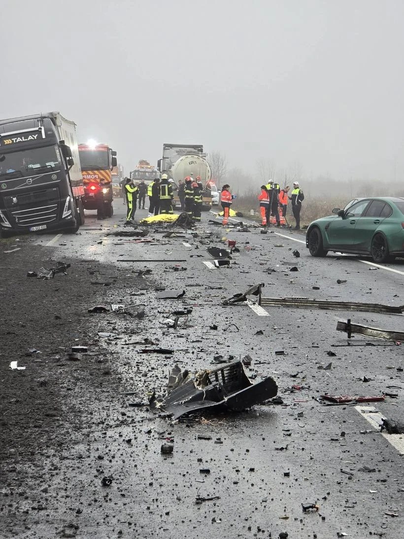 Microbuz avariat pe marginea drumului după accident microbuz Timiș, cu supraviețuitori accident și sistem asistență bandă investigat. | sursa foto: Adevarul Microbuz avariat pe marginea drumului după accident microbuz Timiș, cu supraviețuitori accident și sistem asistență bandă investigat. | sursa foto: Adevarul