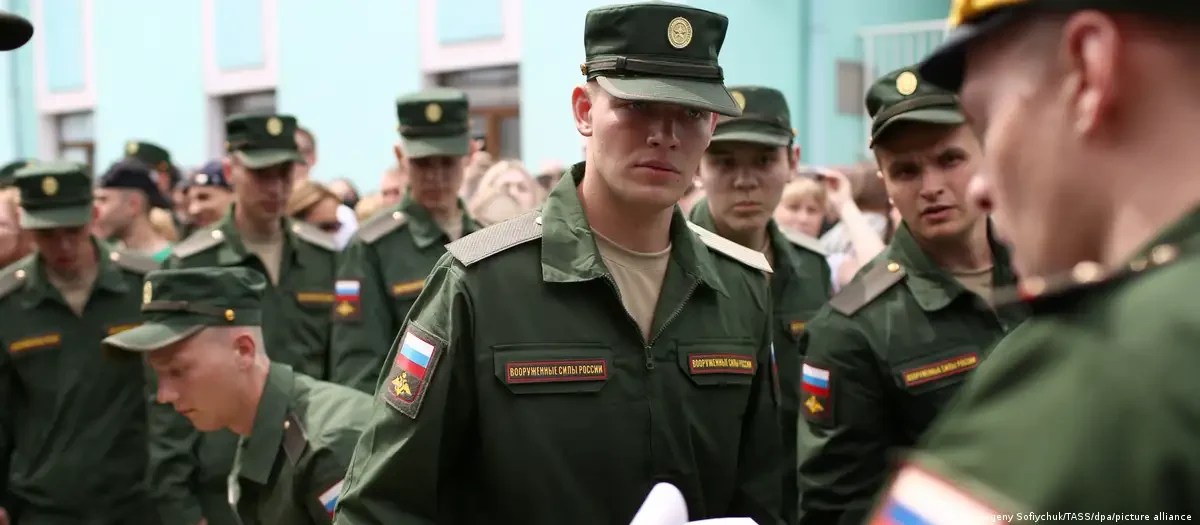Soldați ruși în uniformă pregătiți pentru mobilizare Rusia, reflectând dificultățile în recrutare soldați și pierderile armata rusă în conflict. | sursa foto: Adevarul Soldați ruși în uniformă pregătiți pentru mobilizare Rusia, reflectând dificultățile în recrutare soldați și pierderile armata rusă în conflict. | sursa foto: Adevarul