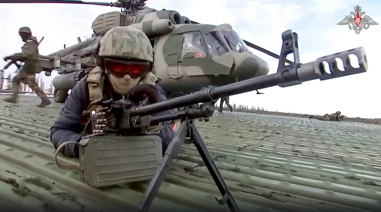 Harta cu locațiile bazelor secrete rusești pe flancul est NATO și simboluri pentru sisteme de apărare anti-dronă în regiunea de est a Europei, inclusiv România. | sursa foto: Adevarul Harta cu locațiile bazelor secrete rusești pe flancul est NATO și simboluri pentru sisteme de apărare anti-dronă în regiunea de est a Europei, inclusiv România. | sursa foto: Adevarul