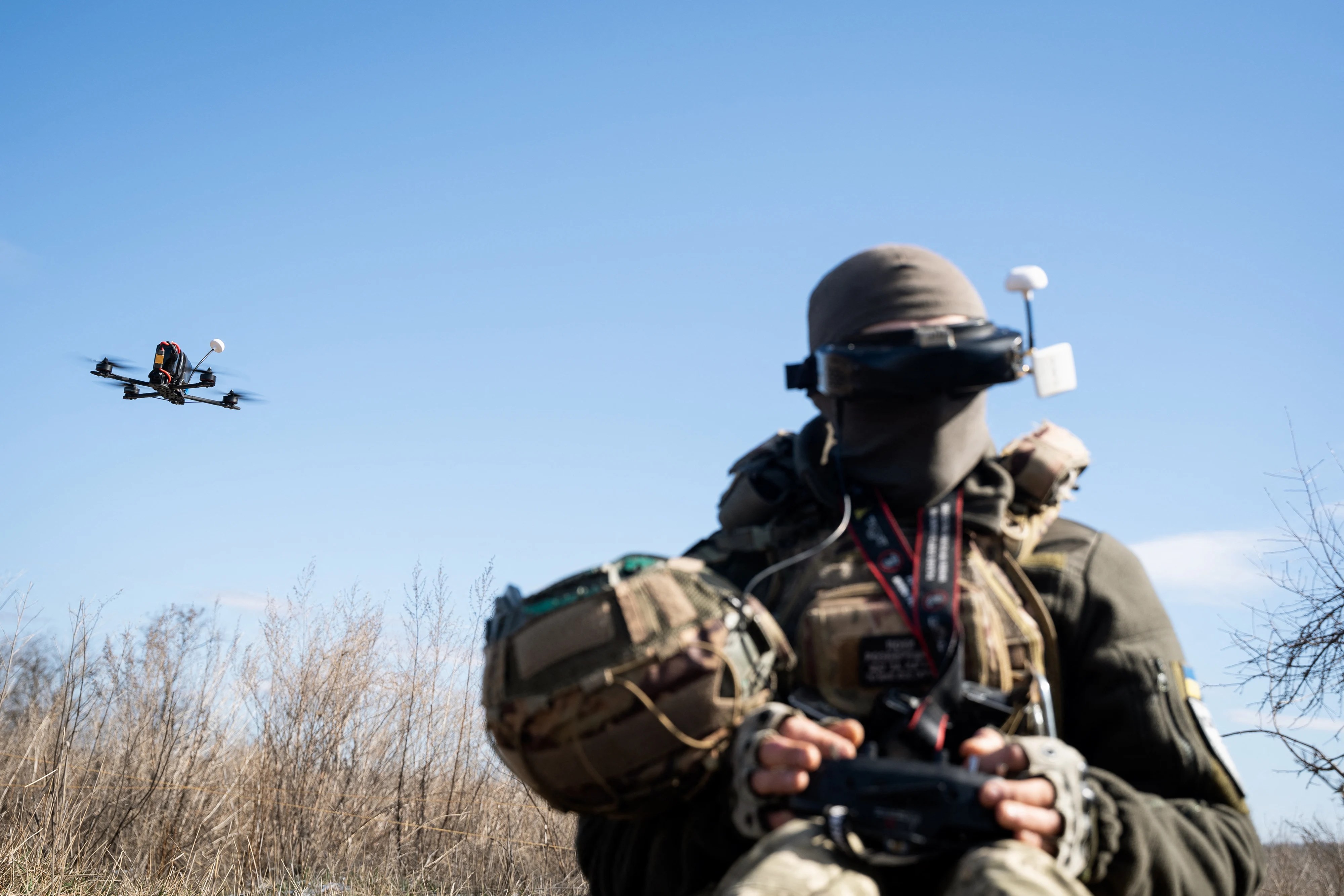 Dronă militară ucraineană în zbor deasupra terenului de luptă, ilustrând impactul războiului din Ucraina și strategia militară SUA privind drone militare. | sursa foto: Adevarul Dronă militară ucraineană în zbor deasupra terenului de luptă, ilustrând impactul războiului din Ucraina și strategia militară SUA privind drone militare. | sursa foto: Adevarul