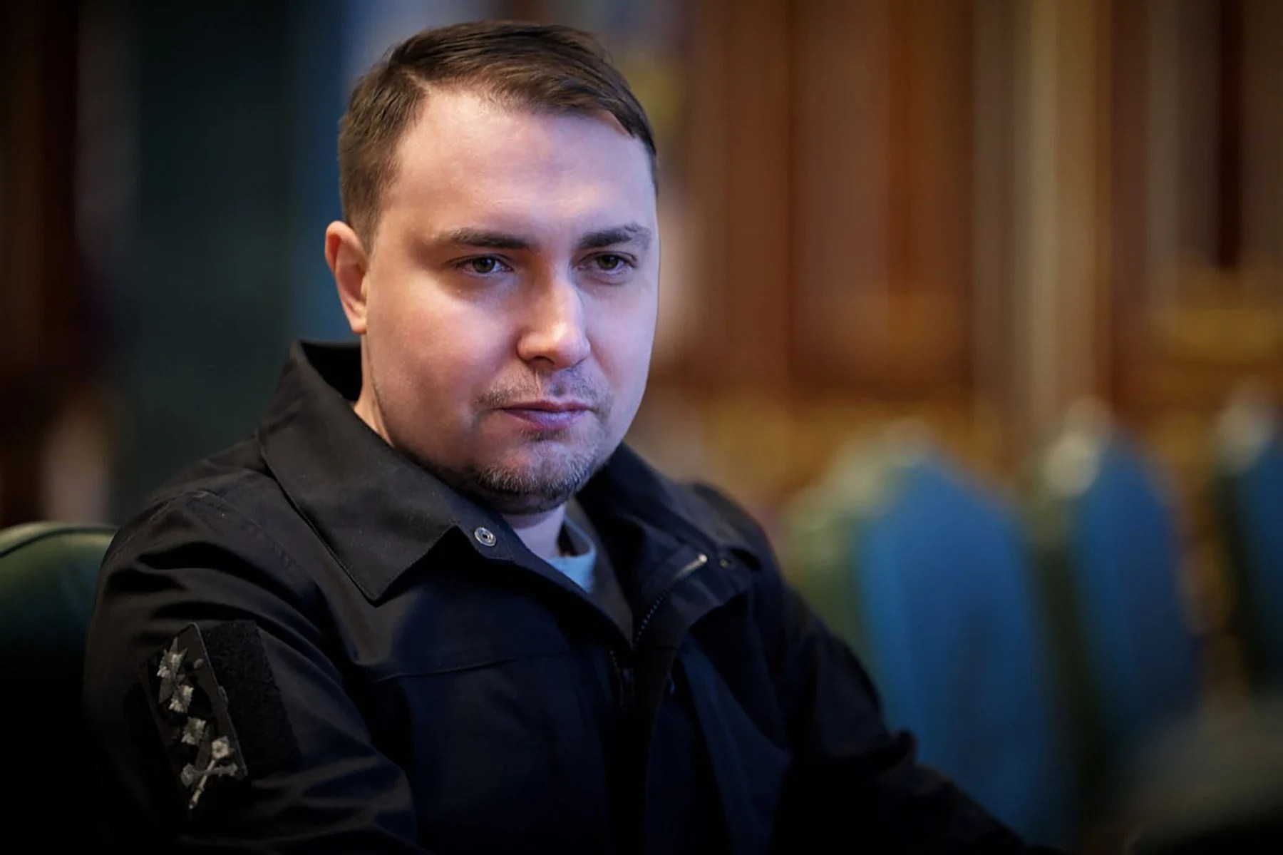 Kirilo Budanov discutând despre negocieri pace și schimb prizonieri în războiul Ucraina Rusia, cu harta zonei de conflict în fundal. | sursa foto: Adevarul Kirilo Budanov discutând despre negocieri pace și schimb prizonieri în războiul Ucraina Rusia, cu harta zonei de conflict în fundal. | sursa foto: Adevarul