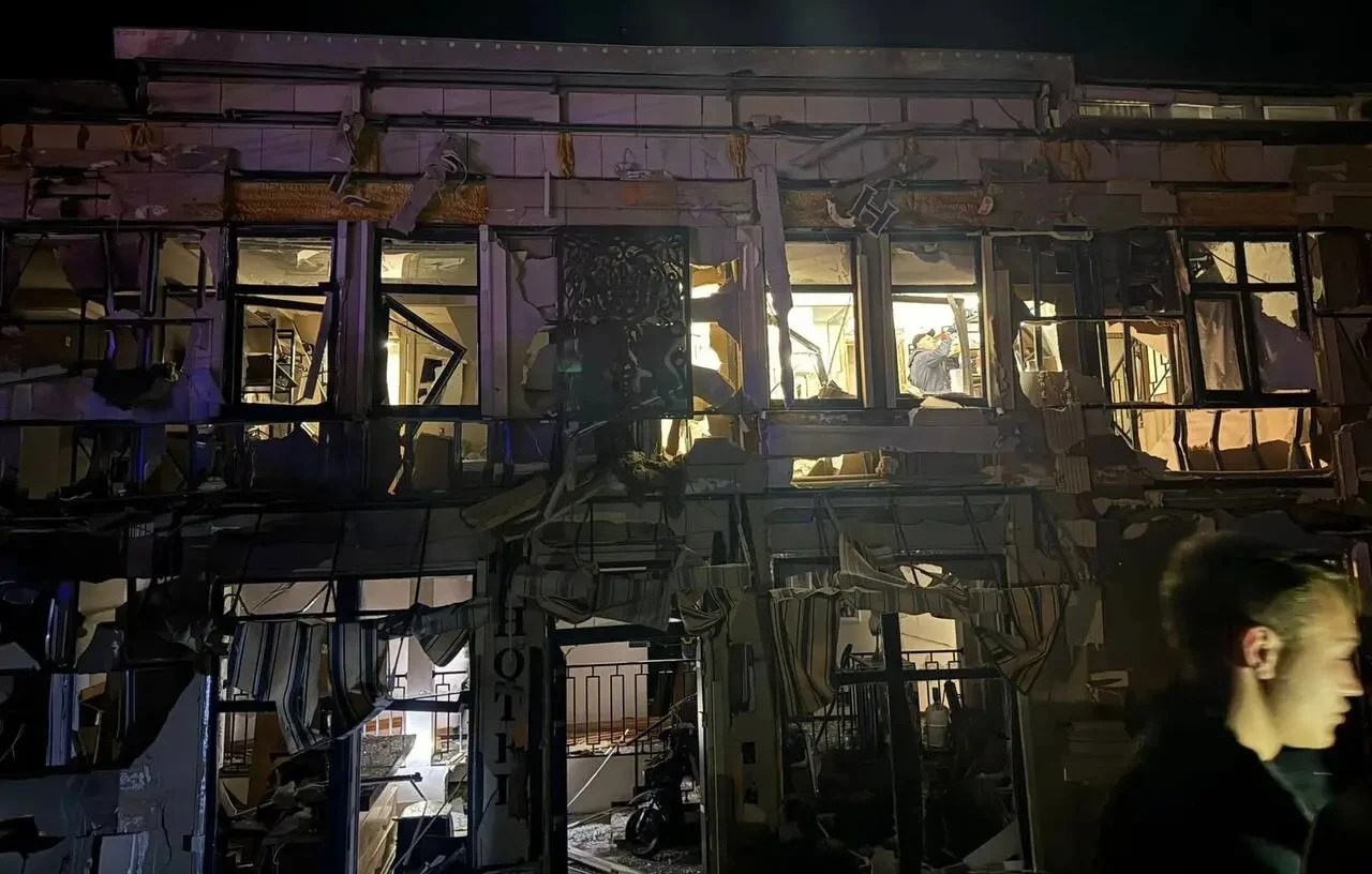 Hotel avariat și clădiri înalte afectate de atac drone Odesa, cu incendii și victime copii în zona infrastructurii civile | sursa foto: Adevarul Hotel avariat și clădiri înalte afectate de atac drone Odesa, cu incendii și victime copii în zona infrastructurii civile | sursa foto: Adevarul
