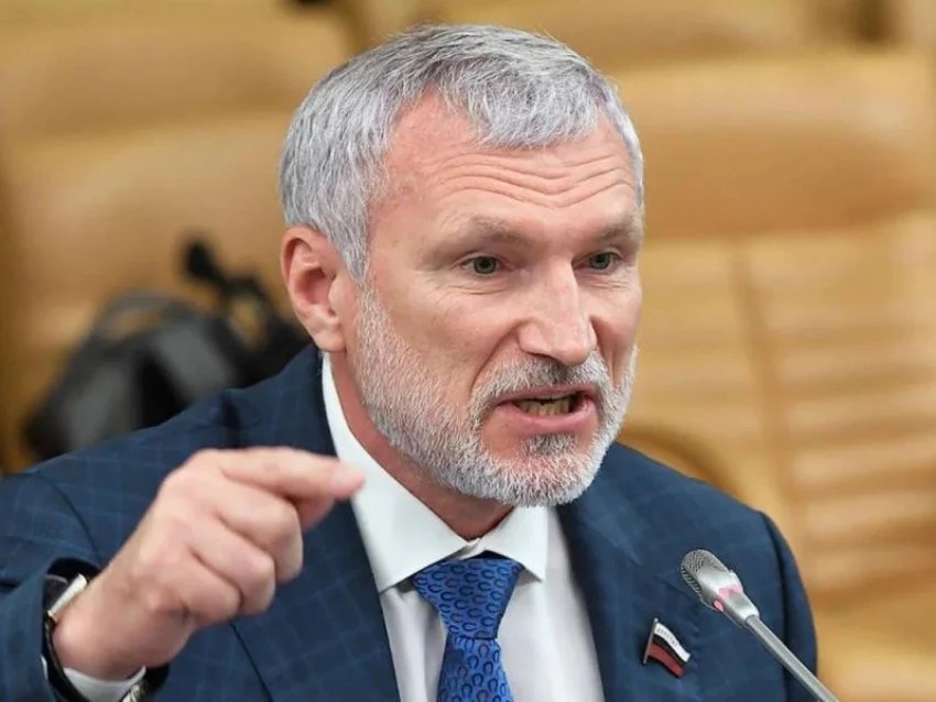 Deputatul rus Aleksei Juravliov ținând un discurs agresiv despre exterminare populație Ucraina, discurs extremism Rusia și propagandă război. | sursa foto: Adevarul Deputatul rus Aleksei Juravliov ținând un discurs agresiv despre exterminare populație Ucraina, discurs extremism Rusia și propagandă război. | sursa foto: Adevarul