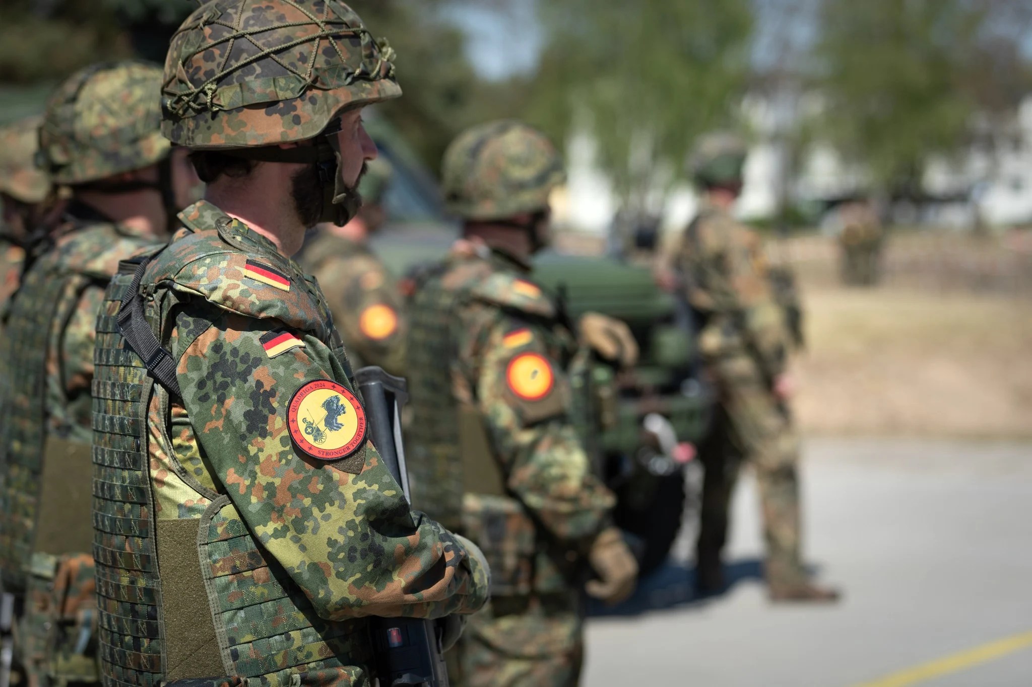 Soldați germani în echipament militar modern, simbolizând reînarmarea Germaniei și impactul asupra securității europene și extremei drepte Germania. | sursa foto: Adevarul Soldați germani în echipament militar modern, simbolizând reînarmarea Germaniei și impactul asupra securității europene și extremei drepte Germania. | sursa foto: Adevarul